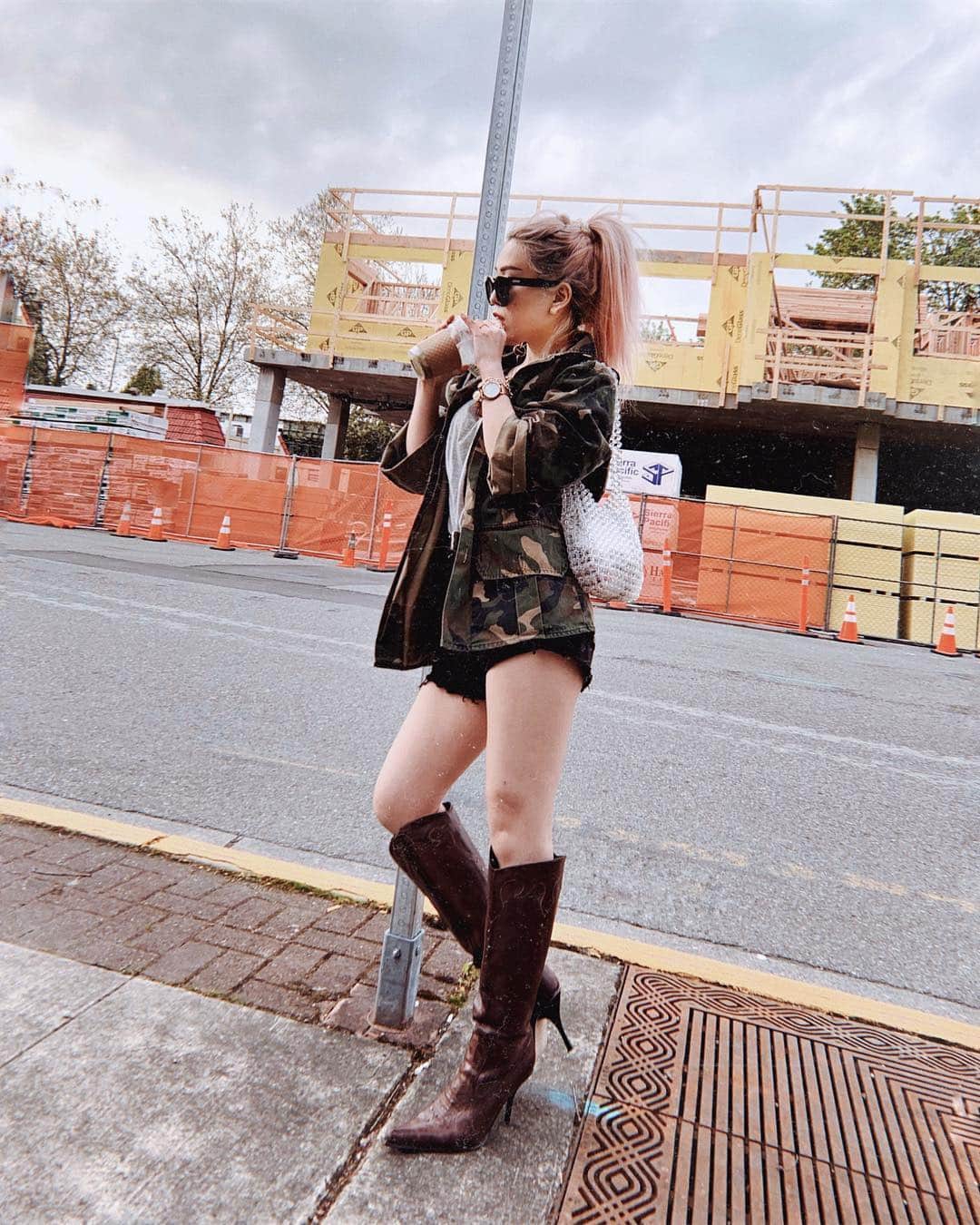 AikA♡ • 愛香 | JP Blogger • ブロガーのインスタグラム：「Yesterday’s full look 🍵 Living in vintage clothes ( camo jacket, cut offs & boots ) You guys voted 100% to me speaking Japanese 🇯🇵 more so I did on my stories then my English completely messed up right after 😝🙌🏻 Did you catch it? 😂 ——— 久々の日本語〜♡ 最近ゎビンテージにはまってジャケットと、デニムショーツとブーツがビンテージだよ💚 このブーツ最高に履き心地がやばいの💯😍 やっとシルエットもサイズ感もかわいい迷彩JKが手に入ってヘビロテ間違いなしだな。 そして久々のポニーテール👱🏻‍♀️💕✨ あと、最近、日本語をたくさんストーリーズで話すようにしてるの気づいてくれたかな？w ..... #petitefashion #5feetstyle #casualstyle #weekendvibes #camojacket #uoonyou #seattle」