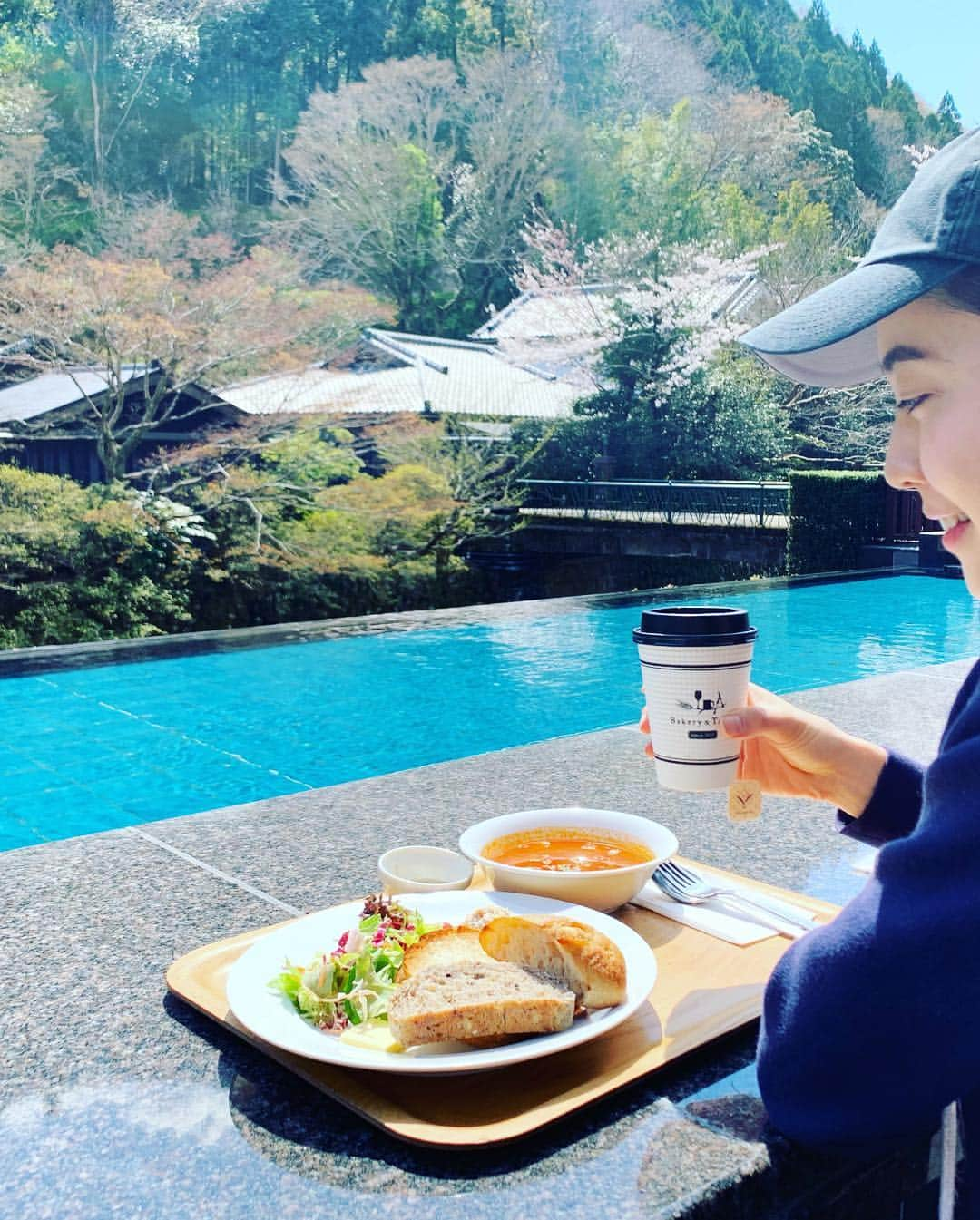 小川りかこさんのインスタグラム写真 - (小川りかこInstagram)「Bakery&Table😋 足湯しながら食事出来るの嬉しい🥐 箱根店も良いけど、伊豆の方が開放感があって好きかも💛桜の時期に🌸  #bakeryandtable#bakeryandtable東府や #ベーカリーアンドテーブル#パン屋 #パン#bread#足湯#伊豆パン屋#足湯 #足湯カフェ#伊豆#izu#温泉#休日#お休み#hotsprings#桜の時期#桜の時期に行ってきた」4月28日 13時04分 - rikakoogawa