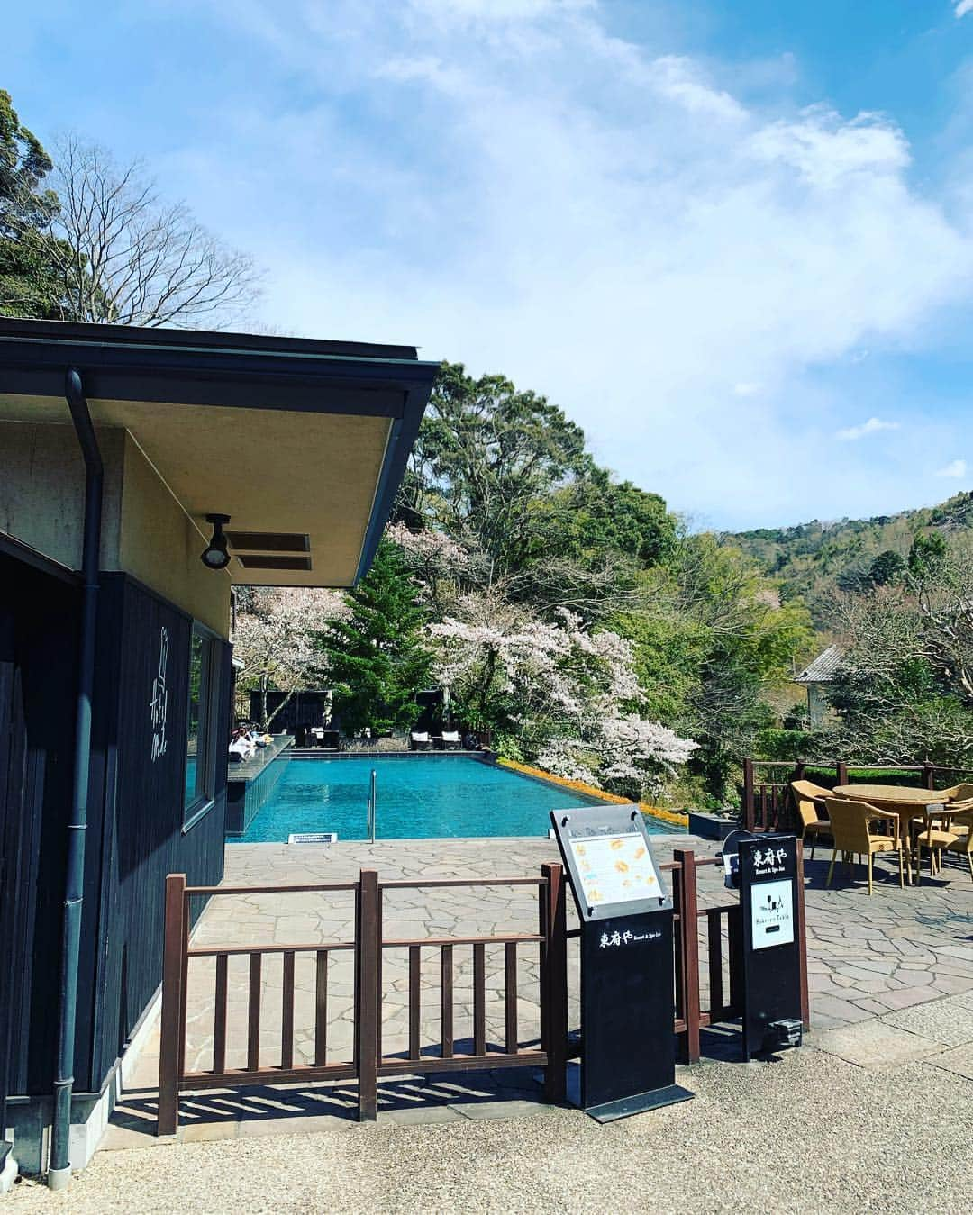 小川りかこさんのインスタグラム写真 - (小川りかこInstagram)「Bakery&Table😋 足湯しながら食事出来るの嬉しい🥐 箱根店も良いけど、伊豆の方が開放感があって好きかも💛桜の時期に🌸  #bakeryandtable#bakeryandtable東府や #ベーカリーアンドテーブル#パン屋 #パン#bread#足湯#伊豆パン屋#足湯 #足湯カフェ#伊豆#izu#温泉#休日#お休み#hotsprings#桜の時期#桜の時期に行ってきた」4月28日 13時04分 - rikakoogawa