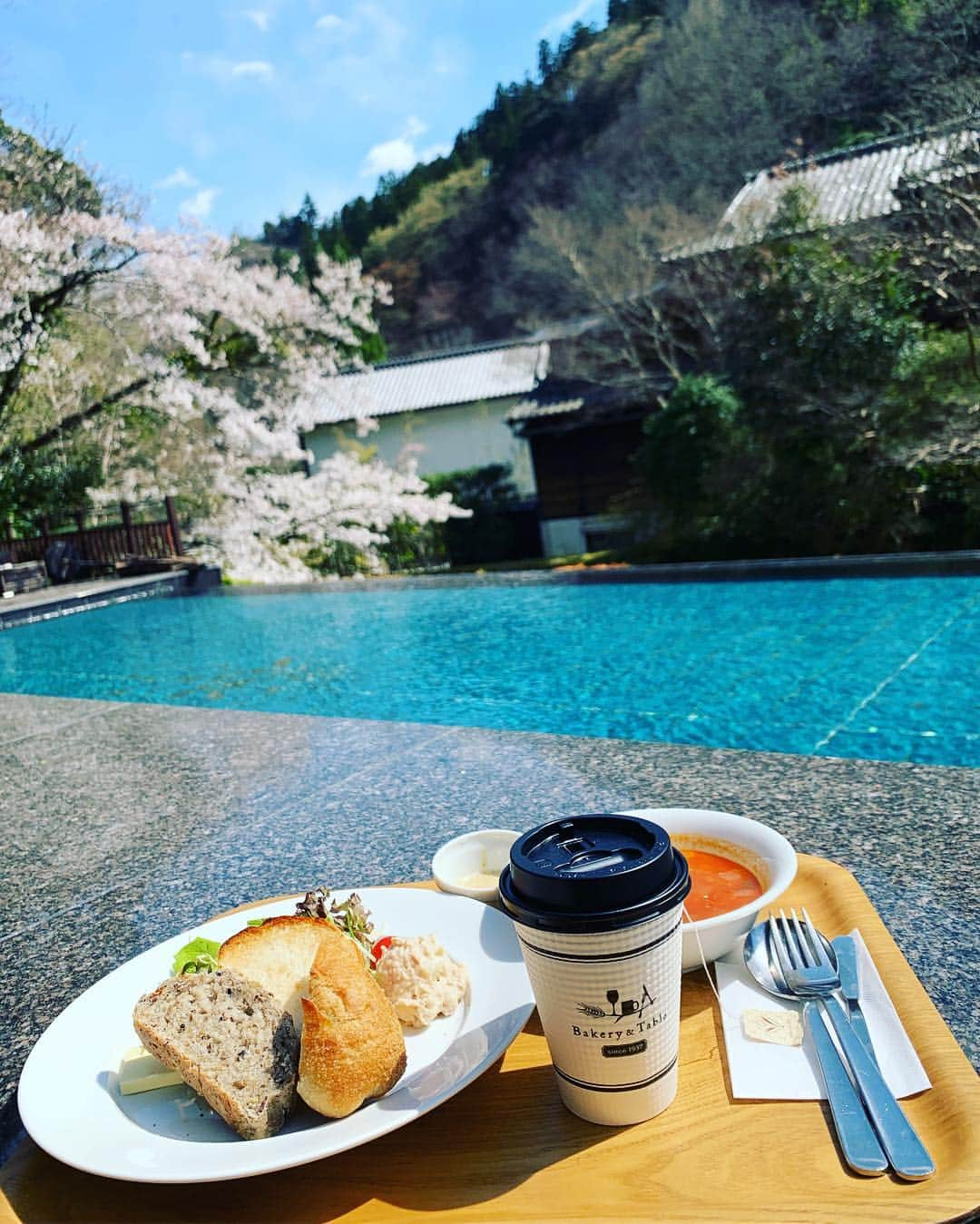 小川りかこさんのインスタグラム写真 - (小川りかこInstagram)「Bakery&Table😋 足湯しながら食事出来るの嬉しい🥐 箱根店も良いけど、伊豆の方が開放感があって好きかも💛桜の時期に🌸  #bakeryandtable#bakeryandtable東府や #ベーカリーアンドテーブル#パン屋 #パン#bread#足湯#伊豆パン屋#足湯 #足湯カフェ#伊豆#izu#温泉#休日#お休み#hotsprings#桜の時期#桜の時期に行ってきた」4月28日 13時04分 - rikakoogawa