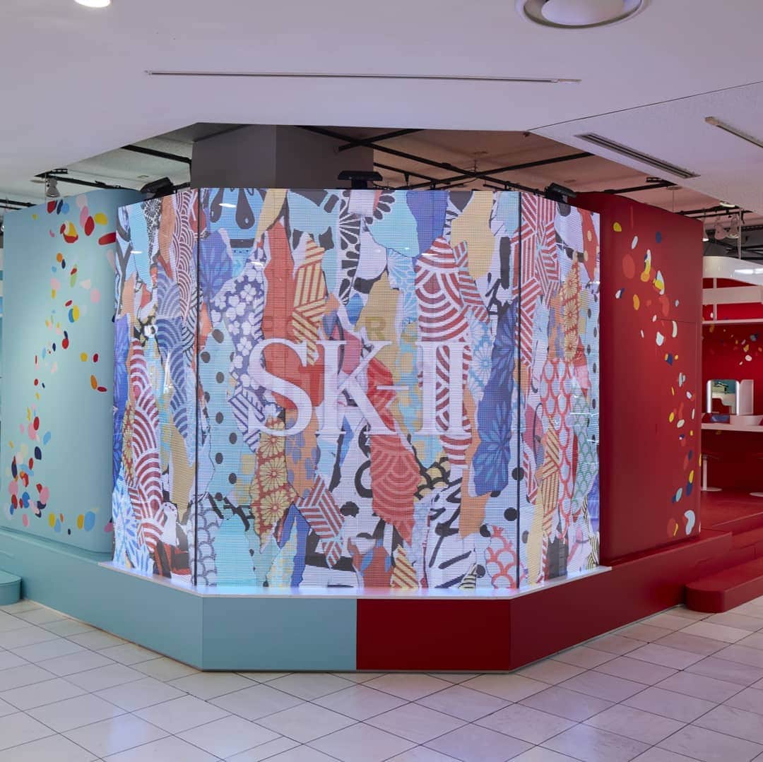 美的 Biteki's official Instagram! さんのインスタグラム写真 - (美的 Biteki's official Instagram! Instagram)「フィジカルとデジタルが交差する「フィジタル」な空間と体験型の仕掛けで、ワクワクするような自分だけのお買い物体験へと誘うSK-IIのイベント「SK-II Future X」が～4月30日（火）までの期間限定で伊勢丹新宿店本館1階＝ザ・ステージにて開催しています！ ★ イベント1番の注目は、AIを活用した話題の肌測定体験ができる「マジック スキャン」！鏡の前に立ちたった3分間で、肌状態や肌年齢の測定、測定結果に応じたおすすめアイテムまで知ることができます。“肌のゆらぎ”に着目した新しい肌解析技術によって、目、頬、口の3つのゾーンの“肌の安定度”のチェックが可能！自分の肌を知ることで、スキンケアのモチベーションが上がること間違いなしです！ 加えて、製品のお試しも、より手軽に体験できるよう進化！アイトラッキング技術を搭載した「マジックミラー」がその人の視線を感知し、アイテム情報をはじめ、使い方を自動的に映し出します。もちろん気になるアイテムは、その場でお試しも◎！その他にも、180度動画が撮影できるセルフィ―ブースやSK-IIのアイコン的成分“ピテラ™*”の秘密を紐解くことができるAR（拡張現実）ウォールなど、様々なコンテンツが登場します。 ぜひ近くへ行った際は足を運んでみて！ ★★★ また天然由来成分“ピテラ™*”を90％以上含み、美肌の様々な要素に働きかけるロングセラーエッセンス「SK-II フェイシャル トリートメント エッセンス」から限定デザインボトルが登場！上記イベントでは、赤のボトル「フェイシャル トリートメント エッセンス スプリング・レッド リミテッド エディション」と、三越伊勢丹グループ限定の「スプリング・ミントブルー」の2種類の限定デザインボトルの先行発売も！毎日使うのが楽しみになりそうなおしゃれなデザインボトルは必見です！ [商品情報]フェイシャル トリートメント エッセンス スプリング・レッド リミテッド エディション　230ml ￥22,000／フェイシャル トリートメント エッセンス スプリング・ミントブルー リミテッド エディション　230ml ￥22,000（三越伊勢丹グループ限定）※どちらも税抜 ・ 【イベント情報】 SK-II Future X イベント 日時：～2019年4月30日（火）10:00～20:00 場所：伊勢丹新宿店本館1階＝ザ・ステージ（東京都新宿区新宿3-14-1) * ガラクトミセス培養液（整肌保湿成分) #SKII#SK2#スキンケア#イベント#ゴールデンウィーク#期間限定#新宿#伊勢丹新宿店#skincare#フェイシャルトリートメントエッセンス#美肌#美肌になりたい#肌ケア#bitekicom」4月28日 12時58分 - bitekicom