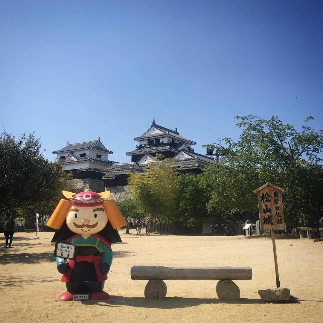 田中香子さんのインスタグラム写真 - (田中香子Instagram)「【みかん県の思ひ出③】 松山城🏯 リフトに乗って。 まだ桜が咲いてたよ◎  #愛媛 #松山 #松山城 #リフト #ロープウェイ  #ehime #matsuyama  #matsuyamacastle  #trip #travel #諸国漫遊記」4月28日 13時01分 - soo.yt