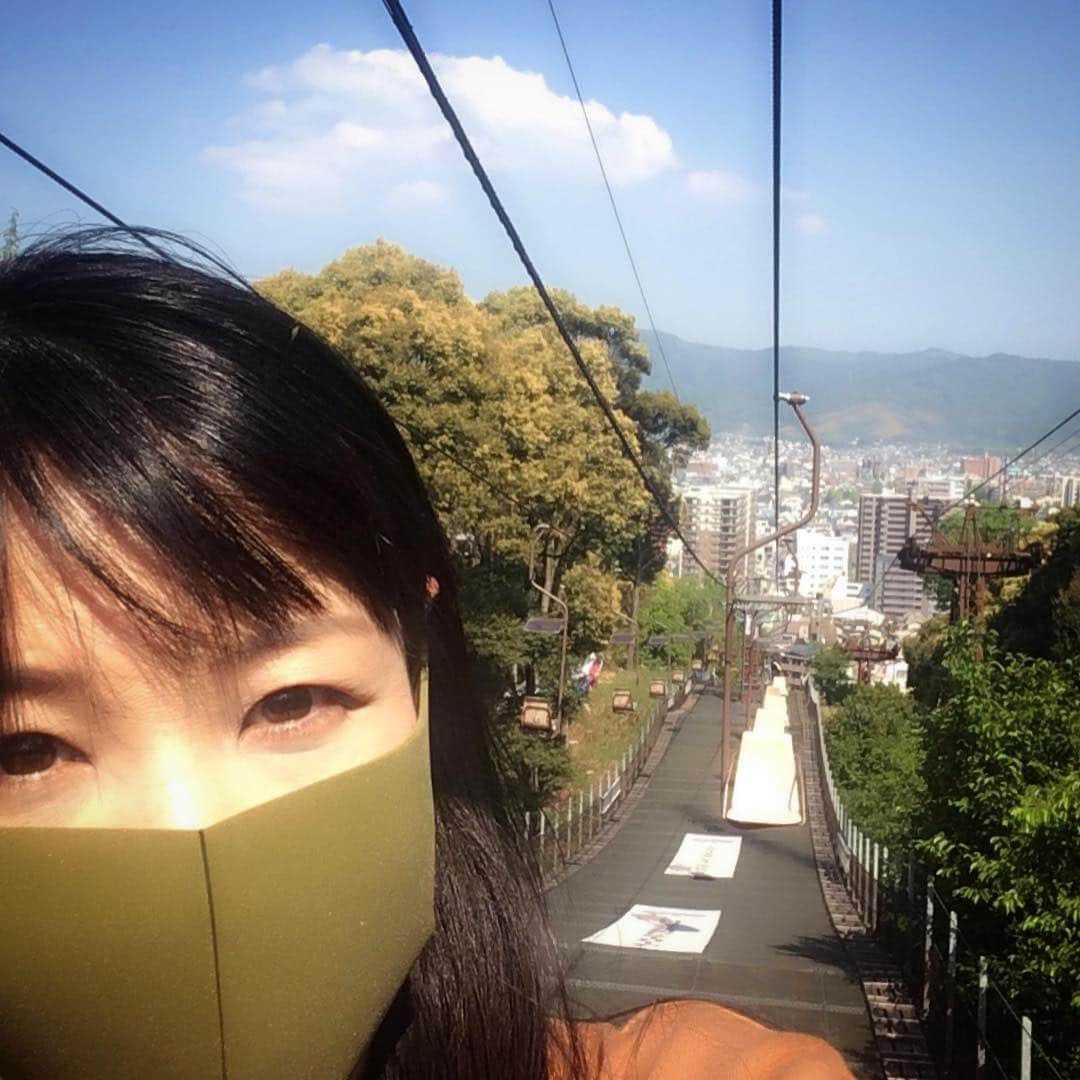 田中香子さんのインスタグラム写真 - (田中香子Instagram)「【みかん県の思ひ出③】 松山城🏯 リフトに乗って。 まだ桜が咲いてたよ◎  #愛媛 #松山 #松山城 #リフト #ロープウェイ  #ehime #matsuyama  #matsuyamacastle  #trip #travel #諸国漫遊記」4月28日 13時01分 - soo.yt