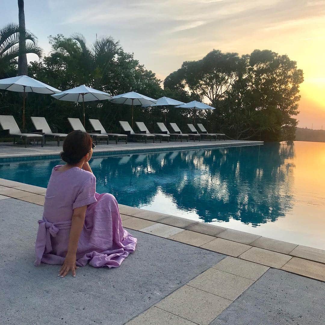 大草直子さんのインスタグラム写真 - (大草直子Instagram)「昨日の夕陽はすごかった。本当に旅運があるな。 @riekawabata と一緒だと。自然からのギフト、お裾分け。 @riekawabata  @amarc_official  #gallardagalante  #沖縄大好き #ピンクのワンピースは #前後両A面 #来月 #そうだ令和には #詳細お知らせしますね」4月28日 13時28分 - naokookusa