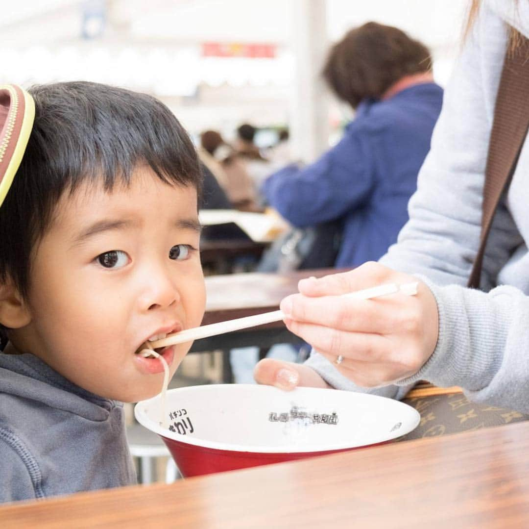 札幌ラーメンショー のインスタグラム：「・ ・ 【18年度 思い出 編】 第 1 幕 札幌ラーメンショー❗ ・ ・ 本日は、昨年開催された『第 1 幕のラーメンショーの様子』をご紹介します😊♪ ・ ・ 去年のイベントに参加してくださった方も！ 今年はじめて参加する方も！ ・ ・ 今回のラーメンショーは一味も二味も進化しています😎✨ 毎年大盛況のラーメンショー、ぜひ一度ご参加ください🍜 ・ ・ ーーーーーーーーーーーーーーーーーー 札幌ラーメンショー2019実行委員会事務局 TEL.011-753-9640 [平日・土 10:00～17:00/開催期間中 10:00～20:00] info@ramen-kyokai.jp ーーーーーーーーーーーーーーーーーー #札幌ラーメンショー#SAPPORORAMENSHOW #hokkaido #sapporo  #ラーメン #ラーメン部 #ramen #札幌ラーメンショー2018 #札幌ラーメンショー #札幌グルメ #大通公園」