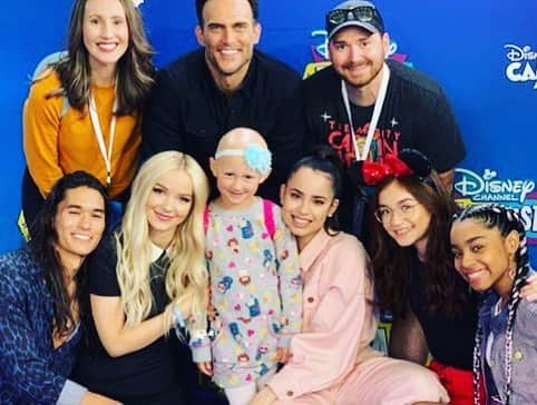 シャイアン・ジャクソンさんのインスタグラム写真 - (シャイアン・ジャクソンInstagram)「Spent the day with my @DisneyDescendants family at Fanfest in Disneyland.  Was fun and moving meeting so many fans and people who love this franchise so much.  #Descendants3 premieres in August.」4月28日 13時48分 - mrcheyennejackson