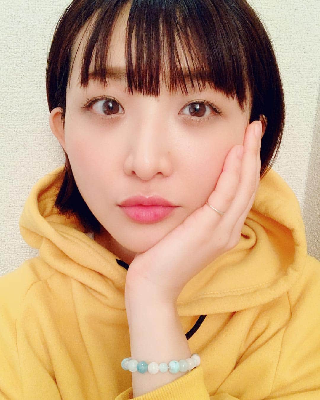 のインスタグラム：「ずっと目が小さいのがコンプレックスで だからずーっと カラコンは手放せなかった。  でも辞めてみたら、 なんだろうね、すごく自然体って気持ちがいいって思ったんだ😁  今でもエラはってるのとかはコンプレックスだから、隠しちゃうけど😝  一つづつ一つづつ。  これが自分です、って ありのままを見せられる そんな人になりたい☺️ #japanesegirl #satono #Artist #naturalmakeup」