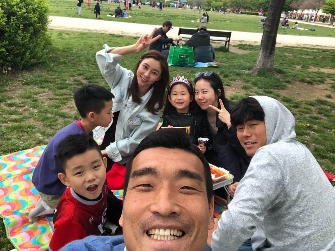 チョ・ウォニさんのインスタグラム写真 - (チョ・ウォニInstagram)「한강으로 오세요😍😍😍 비가오려합니다🙃🙃🙃 #한강 #가족나들이 #행복」4月28日 13時46分 - wonhee06