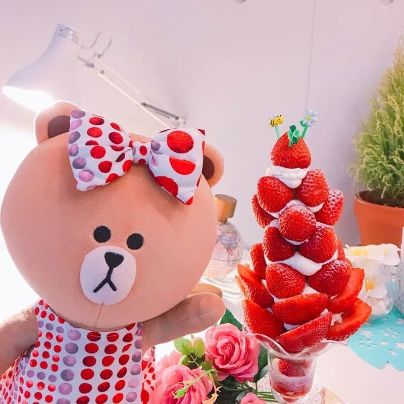 CHOCOさんのインスタグラム写真 - (CHOCOInstagram)「🌸🍓🌼🌸🍓🌼 . #いちごたっぷり🍓浅草で大人気の和カフェ💖 . いちごケーキ🍰とあまおうのいちごパフェデラックスをオーダー🍧💓 店内はDIYで作られたかわいい空間だよ♬ 土日は大行列が出来る人気店だから余裕を持って行くのがおすすめっ🤗♬ . . #いちごのケーキ #あまおうのいちごパフェデラックス #浅草 #linefriends #withCHOCO」4月28日 13時49分 - this_is_choco