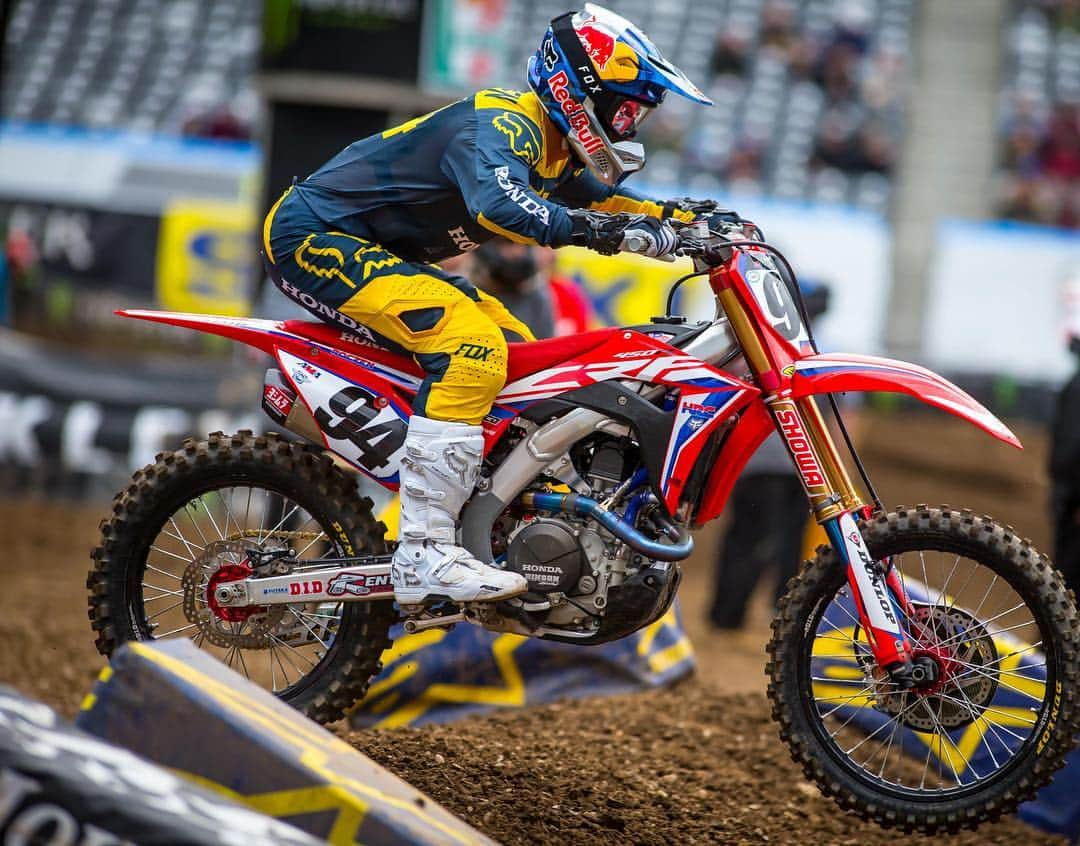 Honda Powersports USさんのインスタグラム写真 - (Honda Powersports USInstagram)「Team Honda HRC’s @kenroczen94 finished sixth at tonight’s New Jersey Supercross, while teammate @coleseely was ninth. One more round. 🤘🏼🏁‼️ #RideRed #Honda #SupercrossLIVE #DropTheGate」4月28日 13時50分 - honda_powersports_us