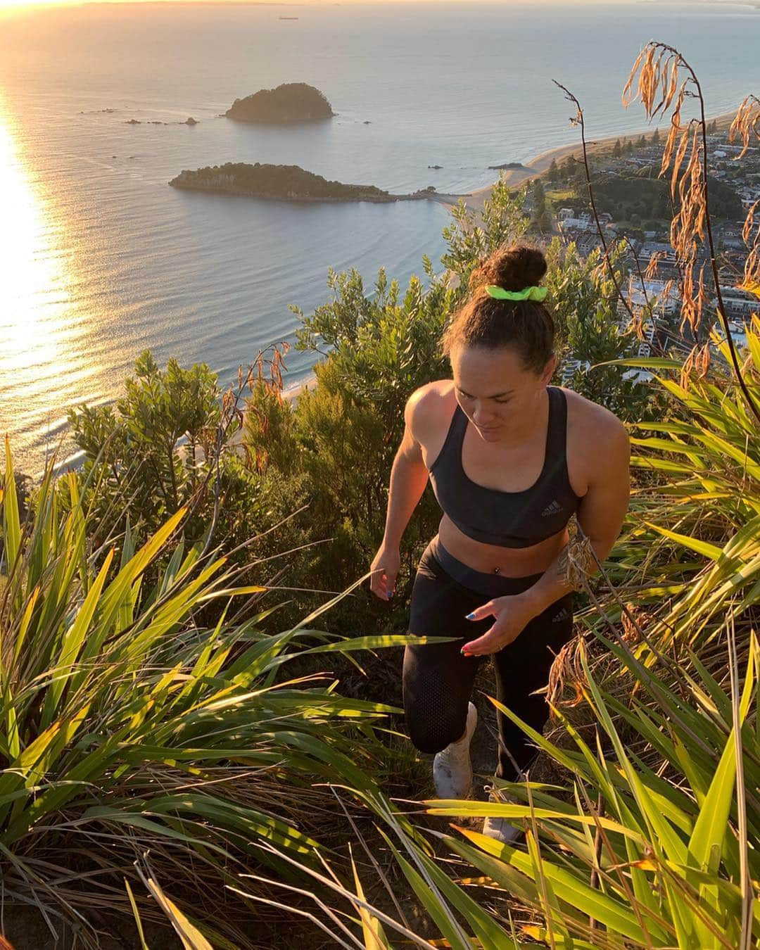 ポーシャ・ウッドマンさんのインスタグラム写真 - (ポーシャ・ウッドマンInstagram)「First time being able to climb our Maunga 🏔 #primeknit Lux bra and tights are so comfy I could chase more sunrises 🌅 . #createdwithadidas  #adidasnz #primeknit」4月28日 13時53分 - porshwoodman