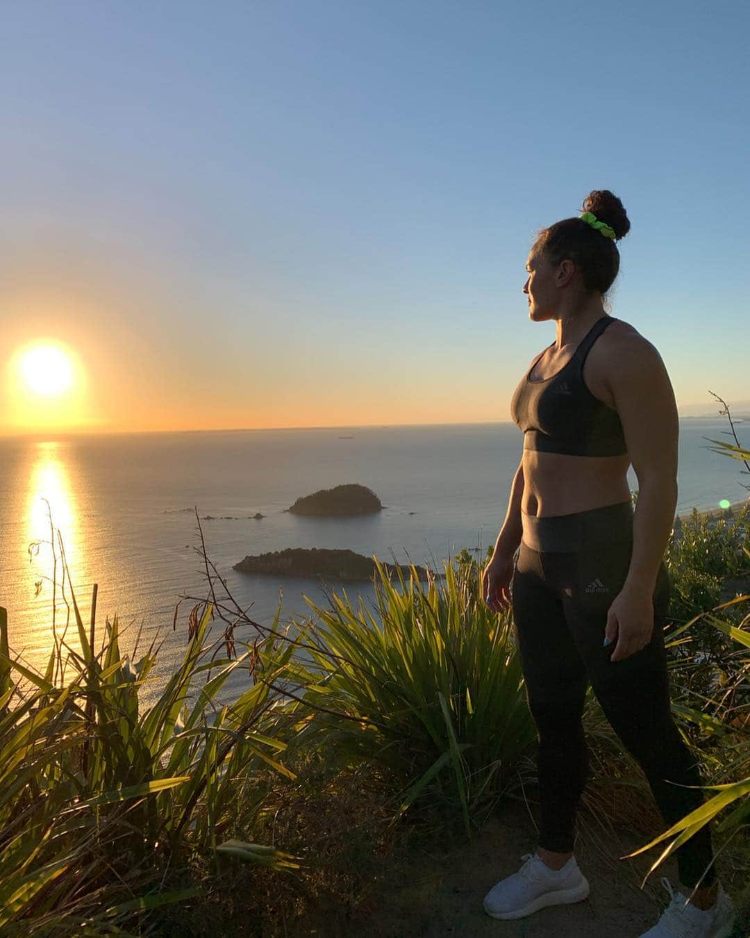 ポーシャ・ウッドマンさんのインスタグラム写真 - (ポーシャ・ウッドマンInstagram)「First time being able to climb our Maunga 🏔 #primeknit Lux bra and tights are so comfy I could chase more sunrises 🌅 . #createdwithadidas  #adidasnz #primeknit」4月28日 13時53分 - porshwoodman