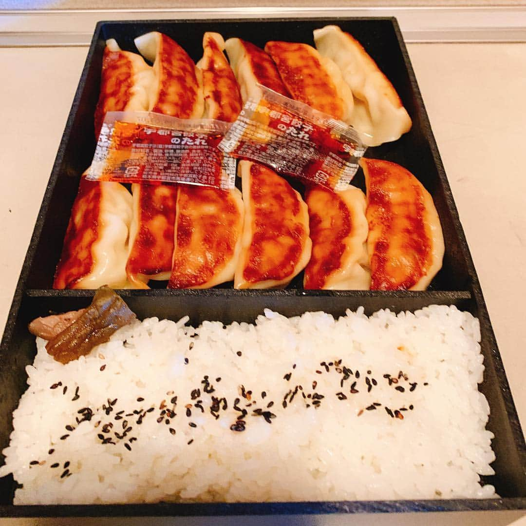 三遊亭とむさんのインスタグラム写真 - (三遊亭とむInstagram)「焼餃子ダブル弁当  大宮駅 800円  久々に駅弁屋さんで声だした「オォーっ」  噂にはきいていましたがついに発見！ 新幹線が遅れていることを吹き飛ばすインパクトっ  これぞシンプル！黙って餃子と白米食えっと 言わんばかりのボリューム！ そして他のオカズなし！ ハッキリしててよいです！  匂いも抑えてあるので車内に優しい作り！  さて問題のお味は！  まぁ想像は超えませんでした！ そりゃあ焼餃子という品を弁当にしたら こうなるのは仕方ない！ パリパリ感などの餃子はもちろん期待しないで下さい。作った冷凍餃子をしばらく放置してレンジでチンしないで食べた感覚に近いです。  少し値段あげて温められたら良いかなぁ！ でも800円以上だとむすがしいかなぁ…  改めて崎陽軒のシュウマイの凄さも実感しました。  ただ松廼家さんの挑戦素晴らしいです！ 僕も常に挑戦しなきゃいけないと思わせてくれる駅弁！ 関西弁で言ったらお笑いのヒット（作）を打つのみやっ  77点  #駅弁 #駅弁コンシェルジュ #落語家 #松廼家 #焼餃子ダブル弁当 #駅弁評論家  #おべんたぐらむ #宇都宮餃#ダジャレ」4月28日 14時01分 - ekibenman