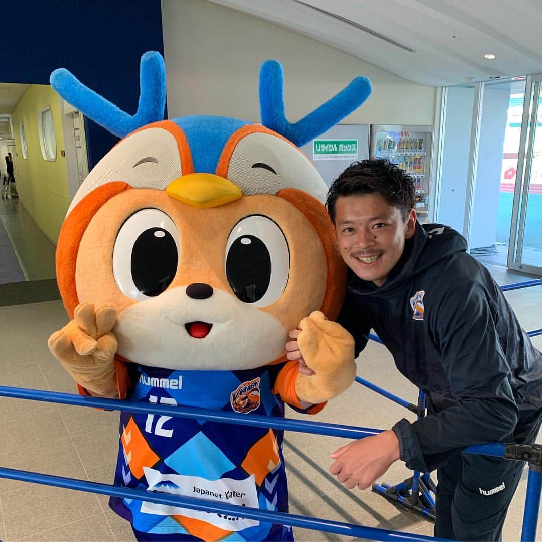 畑潤基のインスタグラム：「昨日ヴィヴィくんがルヴァンカップの時泣いてたのを心配して声をかけてくれました！ ちゃんと切り替えて頑張ってます！ そしてヴィヴィくんの可愛さに癒されました。笑  #vファーレン長崎 #ヴィヴィくん #大好き」