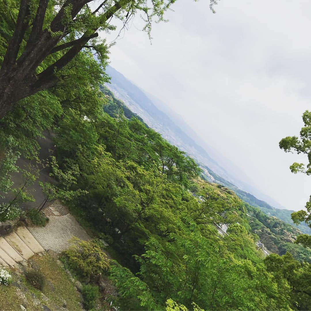 フローラン・ダバディーさんのインスタグラム写真 - (フローラン・ダバディーInstagram)「息抜きに山の上へ。A brief journey to the hills over Fukuoka. #kamadoshrine #masamichikatayama」4月28日 14時21分 - florent_dabadie