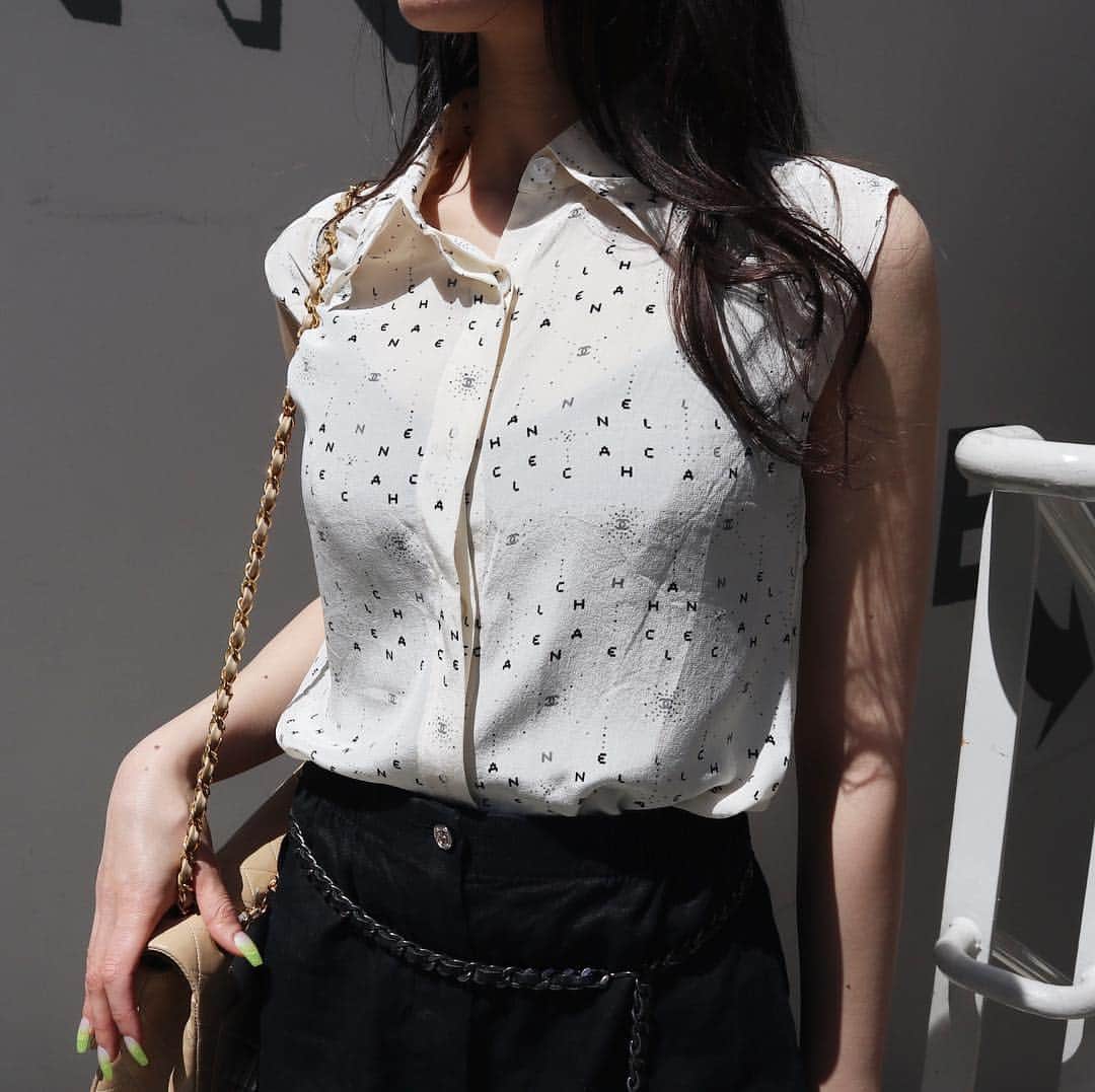 Vintage Brand Boutique AMOREさんのインスタグラム写真 - (Vintage Brand Boutique AMOREInstagram)「Chanel logo sleeveless silk blouse. Size 36. ▶︎Free Shipping Worldwide✈️ ≫≫≫ DM for more information 📩 info@amorevintagetokyo.com #AMOREvintage #AMORETOKYO #tokyo #Omotesando #Aoyama #harajuku #vintage #vintageshop #ヴィンテージ #ヴィンテージショップ #アモーレ #アモーレトーキョー #表参道 #青山 #原宿#東京 #chanel #chanelvintage #vintagechanel #ヴィンテージ #シャネル #ヴィンテージシャネル #amorewardrobe #アモーレワードローブ」4月28日 14時31分 - amore_tokyo