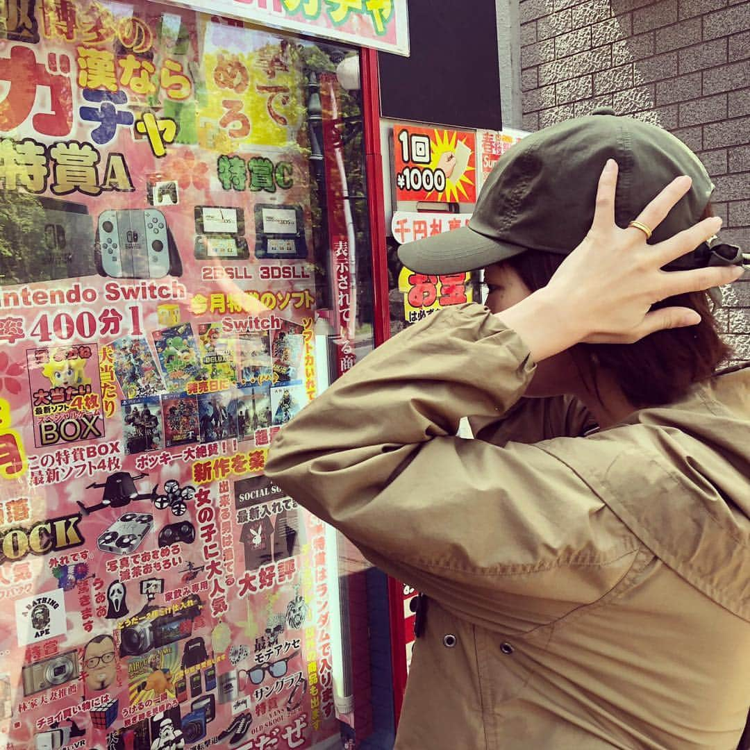 小雪さんのインスタグラム写真 - (小雪Instagram)「人生で初めて！？ 1,000円の自販機やったーー😆😆 テレビでよく見てたけど実際やるの、 はじめてかも😍  #結果はスライドしてね #千円自販機 #選んで悩んで音聞いてる写真 #さて何が出たでしょう #超意外←」4月28日 14時26分 - koyuki2