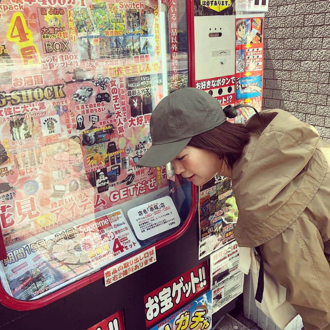 小雪さんのインスタグラム写真 - (小雪Instagram)「人生で初めて！？ 1,000円の自販機やったーー😆😆 テレビでよく見てたけど実際やるの、 はじめてかも😍  #結果はスライドしてね #千円自販機 #選んで悩んで音聞いてる写真 #さて何が出たでしょう #超意外←」4月28日 14時26分 - koyuki2