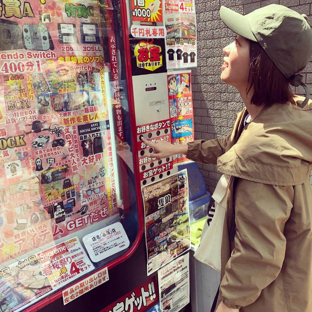 小雪さんのインスタグラム写真 - (小雪Instagram)「人生で初めて！？ 1,000円の自販機やったーー😆😆 テレビでよく見てたけど実際やるの、 はじめてかも😍  #結果はスライドしてね #千円自販機 #選んで悩んで音聞いてる写真 #さて何が出たでしょう #超意外←」4月28日 14時26分 - koyuki2