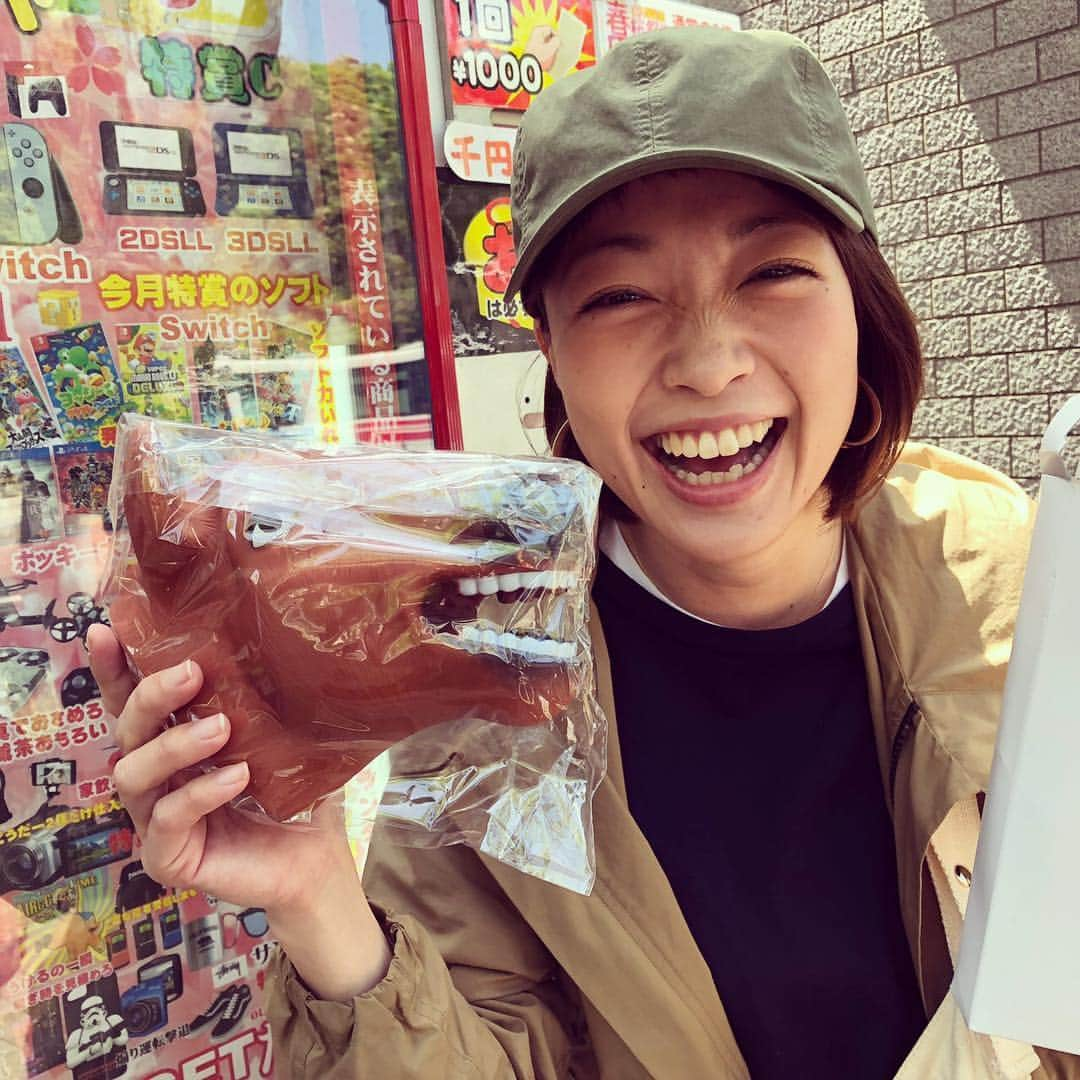 小雪さんのインスタグラム写真 - (小雪Instagram)「人生で初めて！？ 1,000円の自販機やったーー😆😆 テレビでよく見てたけど実際やるの、 はじめてかも😍  #結果はスライドしてね #千円自販機 #選んで悩んで音聞いてる写真 #さて何が出たでしょう #超意外←」4月28日 14時26分 - koyuki2