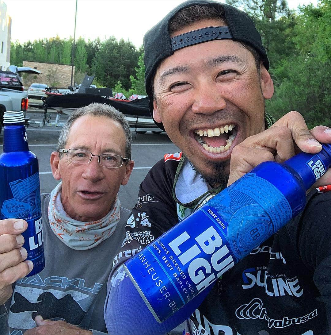 伊豫部健さんのインスタグラム写真 - (伊豫部健Instagram)「He is such a good professional angler👍 @charlie_hartley_basspro  Cold beer time with my super nice bro‼️ I had a good time, Thank you so much.  チャーリーハートリーはホントに素晴らしい最高のプロフェッショナルアングラーで人間性も素晴らしく尊敬します。 キンキンに冷えたビール🍻を差し入れしてくれて、一緒に飲みました👍 ホント最高の時間でした‼️ @autogarage_omy @ringstar_1889 @sunline_japan @talex_fishing @shimanofishing_jp @hayabusa.fishing @ken_iyobe @obick_55 @hayabusafishinghooks @gary_international_kk @se9rets @10tenfeetunder_kiob #iyoken #kiob #イヨケン」4月28日 14時26分 - ken_iyobe