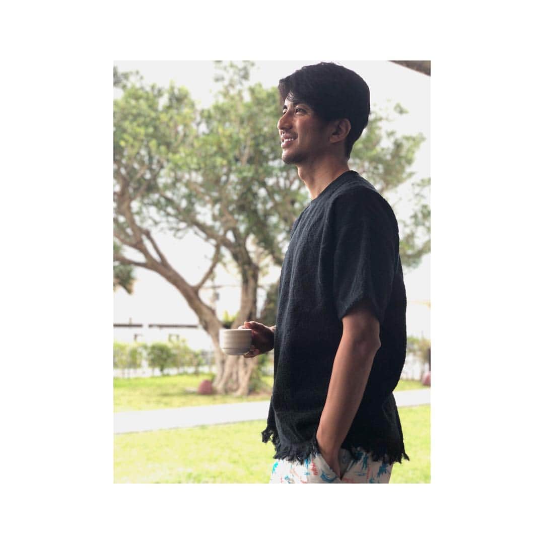 のインスタグラム：「Relax time @remi_relief_official  この前の沖縄で大活躍の タオル生地Tシャツ  海上がりや朝の少し肌寒い時に着る感じが好きかなぁー  #fashion #mensfashion #ootd #remirelief #surfer #model #naturelover #coffeelover  #レミレリーフ #タオル生地 #Tシャツ #メンズコーデ #大人カジュアル #モデル #サーファー」