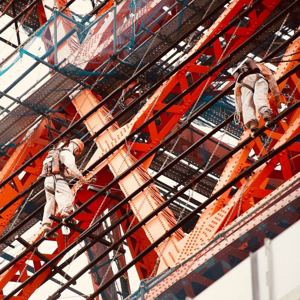 東京タワーさんのインスタグラム写真 - (東京タワーInstagram)「あれ？！ 🗼東京タワーの鉄骨に人が！ 実はこれ、マネキン！ 現在、営業時間外に実施中の塗装工事の様子を再現したもの。 タワーに来たら探してみてね！ #マネキン #東京タワー #tokyotower  #ペンキの塗り替え」4月28日 14時30分 - tokyotower_official