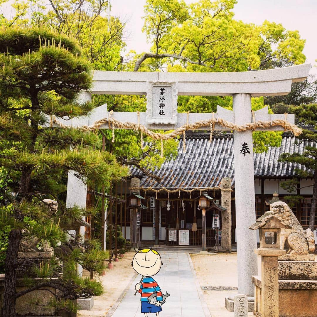 のインスタグラム：「Does anyone else like to fish? Chinu Shrine is a holy spot for fishermen & they even have a fish fortune that you literally fish out with a pole🎣 . 釣り愛好家にはマストスポット 「茅渟神社」 社名のチヌ（黒鯛）にちなみ、釣りの安全と大漁祈願で全国から釣りファンが訪れる神社🐡 おみくじが入ったチヌを釣り竿で釣り上げる「ちぬみくじ」はおさえておいてね♪ . #OsakaTemple #SennanCity #茅渟神社 #泉南 #withOsakaBob #OSAKA #maido」