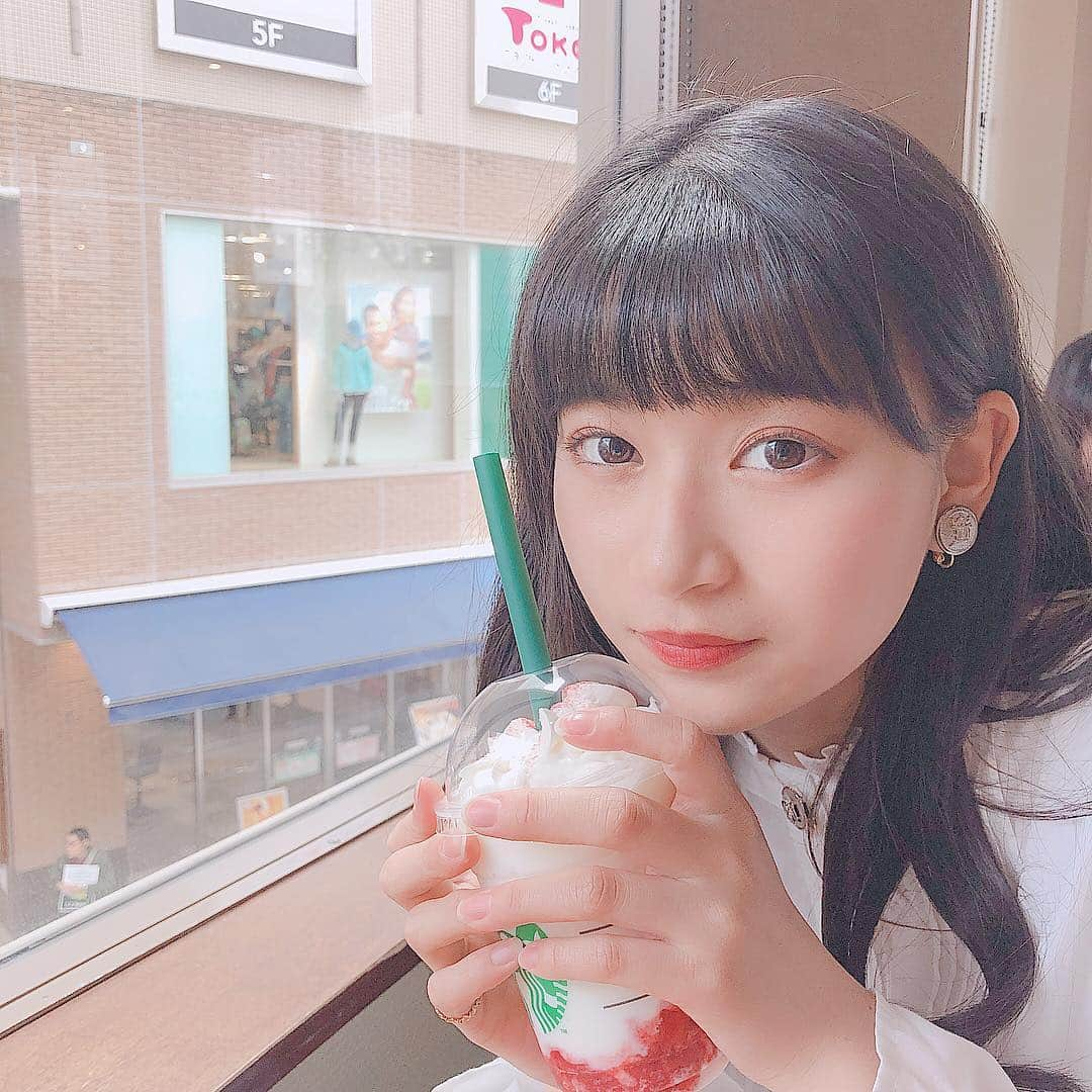 杉山緋那さんのインスタグラム写真 - (杉山緋那Instagram)「スタバの新作めちゃおいしい😸💖 赤より白のほうがすきかな😏 . . . . . #杉山緋那 #サンミュージック #sunmusic #jk #jkブランド #jk2 #sjk #高校生 #おしゃれ女子 #おしゃれさんと繋がりたい #お洒落さんと繋がりたい #他撮り #スタバ #スターバックス #starbucks #スタバ新作 #カフェ #makeup #メイク #巻き髪 #ヘアアレンジ #いいね返し #instagood #instafashion #ootd #ootdfashion #ナイスクラップ #niceclaup #photography」4月28日 20時04分 - hinasugiyama_official