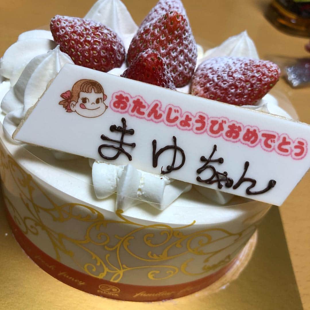 のインスタグラム：「無事に一つ歳を重ねることができました。ゾロ目👀笑  こんなにも心穏やかに、また変わらずたくさんの人の愛情を感じることができる環境に感謝して、  色々な事を学び吸収する気持ちを忘れず  久々に会う人にも元気を分け与えられるような人間になれるよう 日々過ごしていきたいです。  猫を含めていつも集うとかなりゆるいけど楽しい家族、宝塚の仲間、そして新しくできた大切な友人達に感謝を忘れずに‼️ そしてそして今日は苦楽を共にしてきた大事な仲間たちの門出の日です。  じゅりあさん、べーちゃん、ゆき、るかちゃん、たまご、ぎんちゃん  みんなに更なる幸せが訪れますように☺️❤️❤️ さー私も明日から三日間、いよいよ舞台が始まります‼️ 素敵な時代へお客様を誘えるよう、 また舞台に立てることに感謝して しっかり務めたいと思います🙇‍♀️」