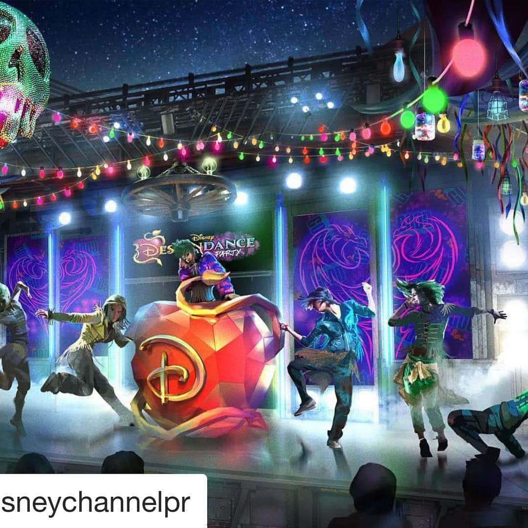 ケニー・オルテガさんのインスタグラム写真 - (ケニー・オルテガInstagram)「#DescenDANCE The Descendant’s Stars let it out of the bag today about the upcoming VK Halloween Dance Party at Disney’s California Adventure Park #descendants3」4月28日 14時40分 - kennyortegablog