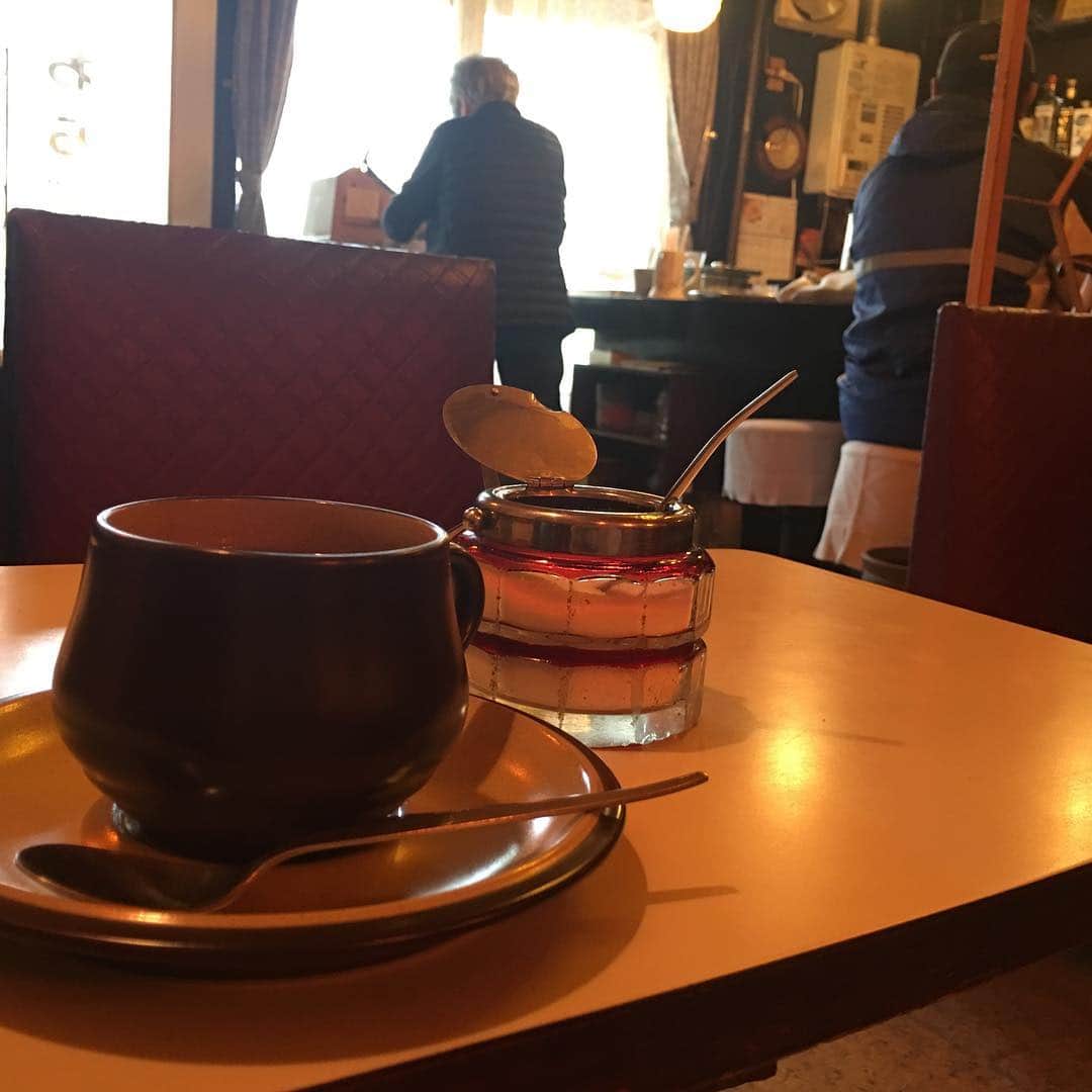 能町みね子さんのインスタグラム写真 - (能町みね子Instagram)「#喫茶メモ 札幌御幸通 わらび ミルクセーキなし なんと53年め！ビルに入っているお店を除くと、札幌でいちばん古いとのこと。やめようかと思ったけど午前7時に来る常連さんがいるから続けているとのこと。続けてほしいです。」4月28日 14時38分 - nmcmnc