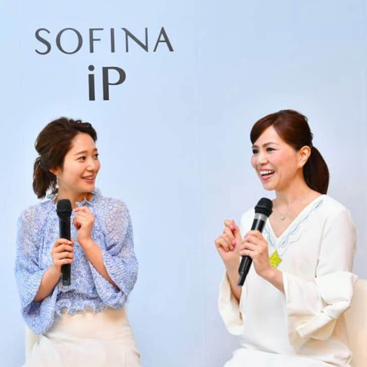のインスタグラム：「先日、SOFINA iPさんのイベントで、フリーアナウンサーの吉田明世さんと一緒にトークショーに参加させていただきました〜〜❣️ 吉田さんは小さなお子さんの子育て中で本当に忙しい毎日をお過ごしのようでした。子育て中って、自分のことなんて、かまっていられませんものね。でも吉田さんは、とにかくお肌も綺麗でスタイル抜群、性格も明るくて気配りのステキな方でした🌷  それにしても、子育てママって本当に忙しいですよね〜🤣特に一人目の子のときには、何もかもが初心者で、なんだかわからないけど急に自信なくして涙が溢れたりして、気がつけば泣いている我が子より自分の方が泣いていて子供にあやされたりして笑 でも、そんなこんなの毎日を乗り越えて強く、美しくもなるんですよね。 がんばろう〜〜涙を乗り越えた先には新しい自分が笑っているから😃🌈#重太みゆき #印象評論家 #sofinaip #吉田明世 さん#印象道 #ソフィーナip #トークショー」