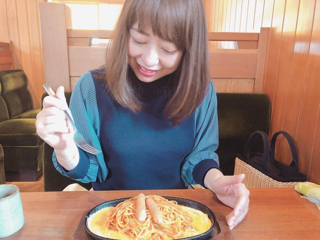 あいりさんのインスタグラム写真 - (あいりInstagram)「名古屋といえば…鉄板ナポリタン🍝この卵が敷いてあるのが美味しいの😋🥚✨ ・ ・ GW、皆さんはお出かけされますか？？ 毎年我が家のGWはどこに行っても混んでるから…という理由で 特に予定を入れず🤣 ・ 編集する動画が貯まっているので いつも通り編集したり、また撮影したり…って感じだけど、いつもよりのんびり過ごす予定です☺️ ・ お出かけしなくても、お出かけしても今年も笑顔いっぱいのGWにしましょうね💕 ・ #gw #ゴールデンウィーク #予定なし #仕事 #撮影 #編集 #youtuber #youtube #あいり #名古屋 #ナポリタン #鉄板ナポリタン #おかげ庵」4月28日 15時02分 - airi_happy