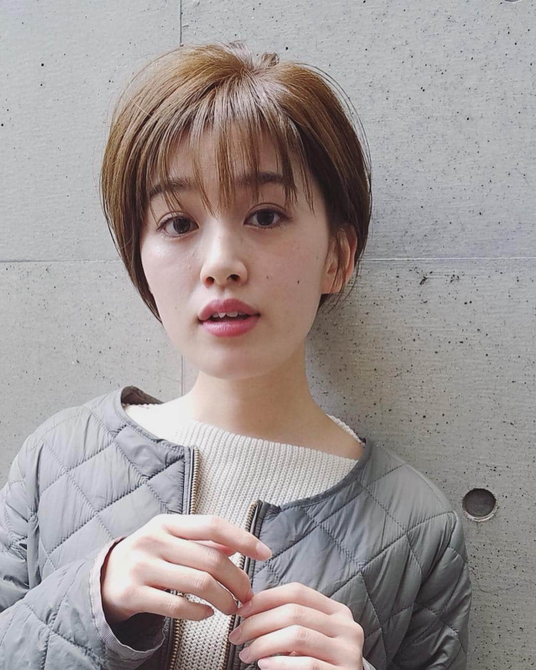 齋藤智奈美のインスタグラム：「___ 10連休ですね。 載せ忘れてた 4月の #IKEカット🐣 . 前髪は少し整えるくらいで カラーは春なので明るめに しました〜🌸 . いつもありがとです🙆‍♂️❤️ . 4枚目は毎回恒例の変顔🤪 ____ @hiromasaikeda  @anti_antiworld  #anti #ショートヘア  #春カラー」