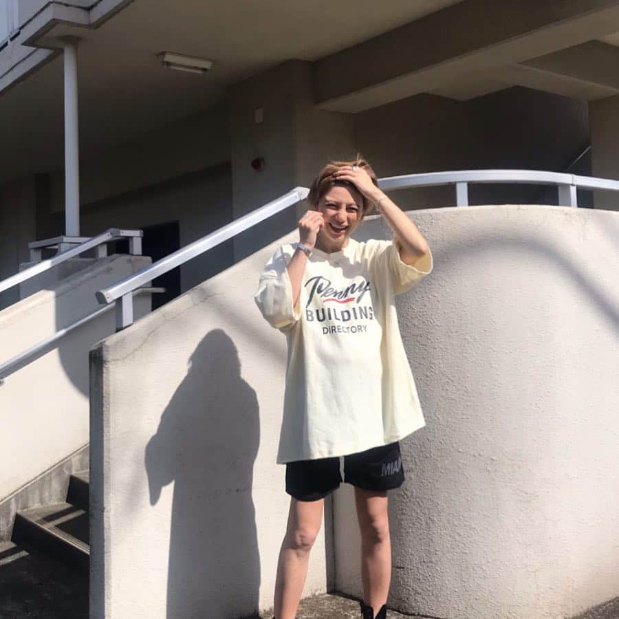 のインスタグラム：「👖👖👖 #fashion #17kg #coordinate #fashion #ootd #outfit #code #マタニティコーデ #妊婦コーデ #36w #プレママ #妊婦 #臨月 #妊娠10ヶ月 #初マタ #妊娠36週 #152せんちこーで ・ ・ ・ GW突入〜〜〜🌞 前半お天気いい日は今日くらい みたいだからいまのうちに夏満喫しておく💛 ・ Tshirt @17kg_official pants Miami🇺🇸で購入したやつ ・ 今日は楽ちんコーデ👏(´∀｀) ・ 大切な指輪なくしちゃって凹んでます😭💭」