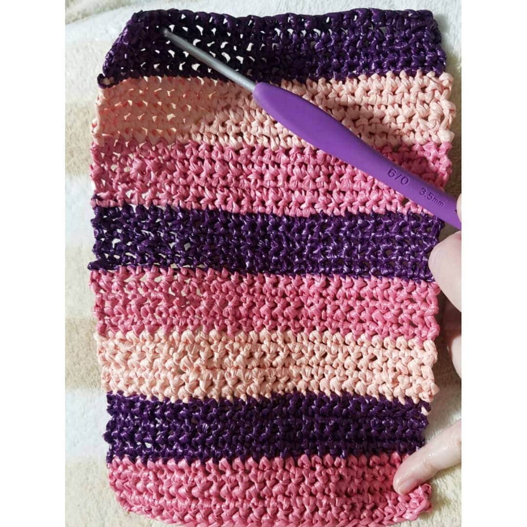 マーノクレアール (手芸のオカダヤグループ)さんのインスタグラム写真 - (マーノクレアール (手芸のオカダヤグループ)Instagram)「「令和カラー」の手編みポーチ。エコアンダリヤで編みました。母の日のプレゼントにも、今年らしい贈り物になりますね。 . 手芸歴10年のスタッフが1時間半ほどで制作しました。こま編みが主体の、お気軽レシピです。 ------ #会員様限定！20％OFFセール 4/30まで!! 詳しくは「マーノクレアール セール」でご検索を♪ ------ 詳しい作り方は、オカダヤ手づくりブログをご覧ください♪4/14「【令和カラーで編む】簡単スクエアポーチの作り方」マーノクレアール調布パルコ店 . #令和カラー は#梅 #菫(#すみれ) #桜 の3色。日本流行色協会 が令和慶祝カラーとして3色選定したそうです。 . ▼使用材料 エコアンダリヤ(col.47,71,160)各1玉 12cmファスナー1本 . #エコアンダリヤ #エコアンダリヤポーチ #ハンドメイドポーチ #母の日のプレゼント #夏糸 #手編み糸 #編み物部 #編み物好きさんとつながりたい #編み物好きな人とつながりたい #手作りのある暮らし #手芸 #編み物 #かぎ針 #かぎ針編み #handmade #crochet #crocheting #マーノクレアール #manocreare #ホビースクランブル #HOBBYSCRAMBLE #オカダヤ #okadaya」4月28日 15時26分 - manocreare