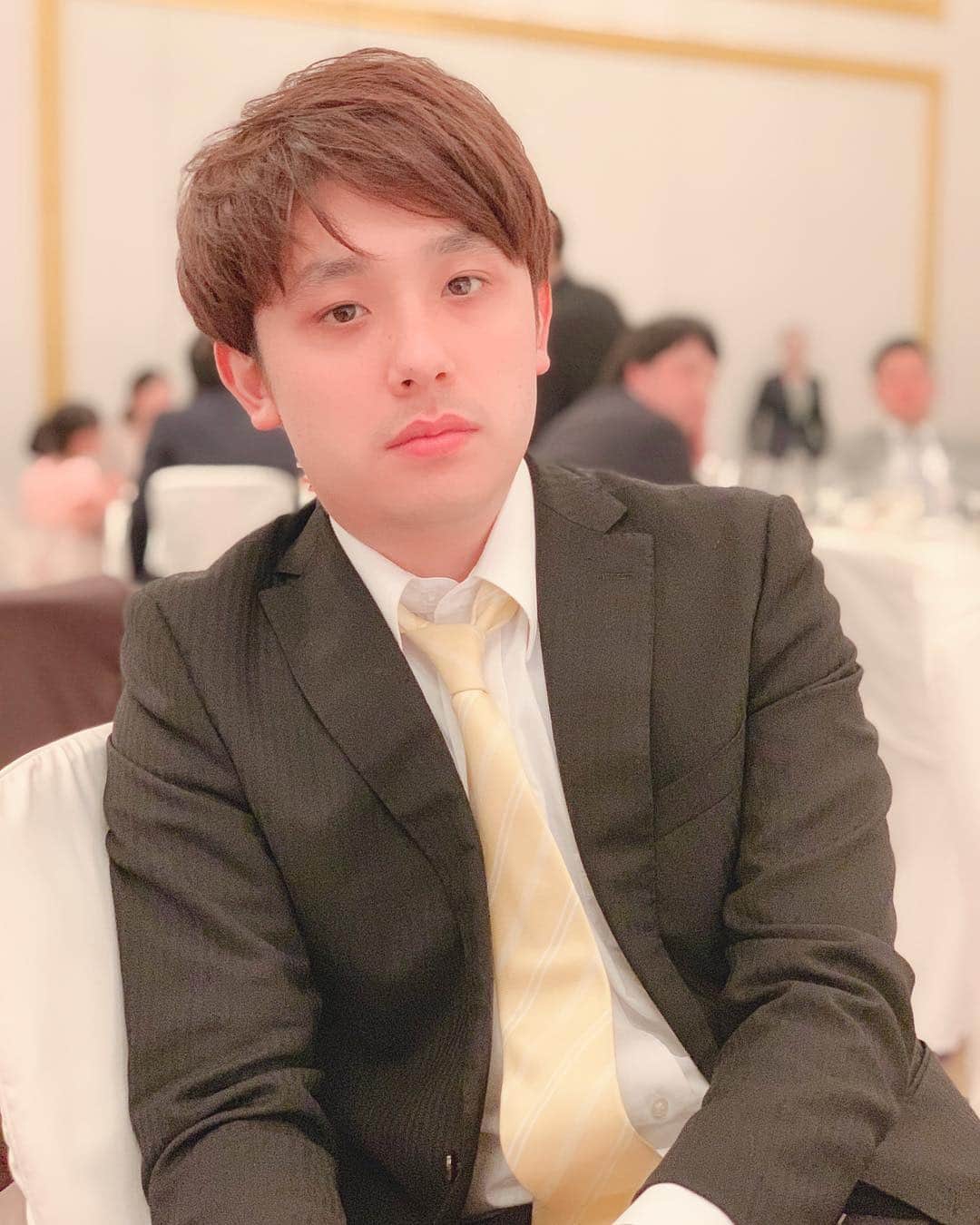 池田真一のインスタグラム：「知り合いの結婚式来たら隣り偶然なにわスワンキーズの前田龍二おった！ ほんでなんかいつもより男前やった！」