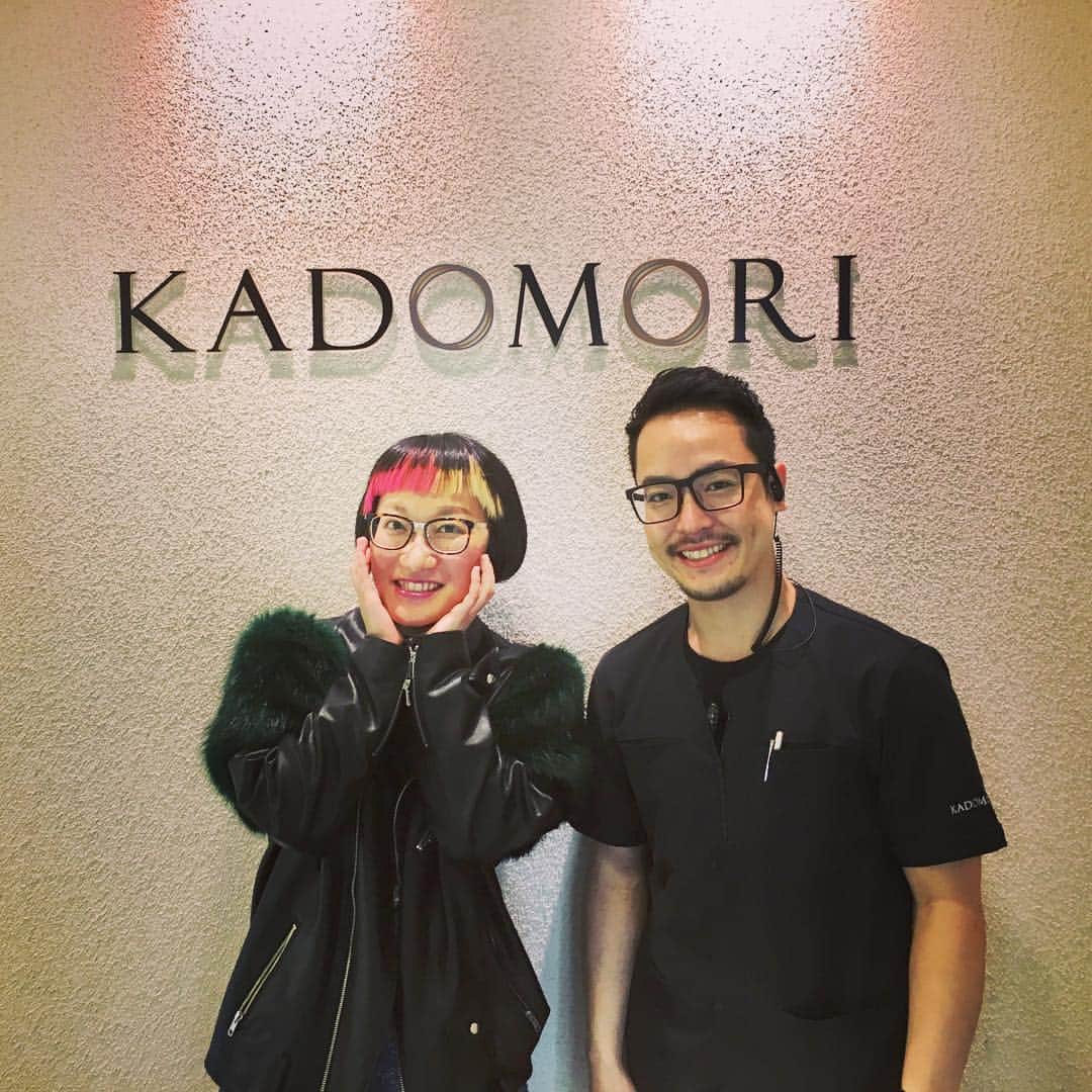 松浦志穂のインスタグラム：「KADOMORIさんに行かせていただきました👱🏻‍♀️🎀長年のコンプレックスのアゴの歪みをお伝えして吉原さんに施術してもらいました。明らかな顔の大きさの変化に驚き😳初めての美容鍼もしていただき、もちろん一回で歪みが治ったりするわけではないけど手を加えるとその分ちゃんと骨格も筋肉も肌も変わってくれるんだなあ、、と初体験でした😳感動ーー🥺✨✨✨ ・ #KADOMORI #小顔矯正  #歪み改善  #美容鍼」