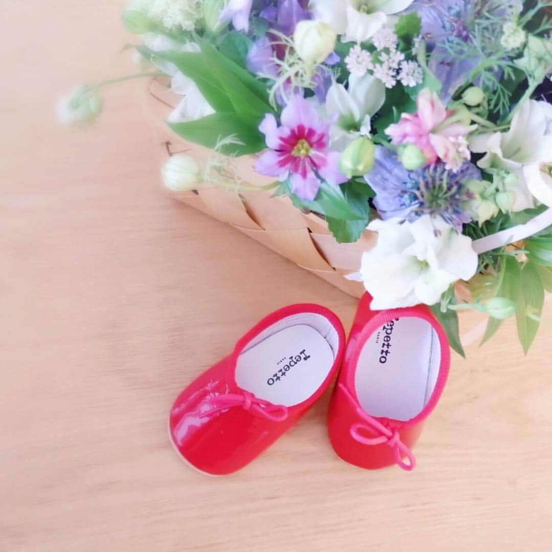 岡本静香さんのインスタグラム写真 - (岡本静香Instagram)「Her first shoes 👠❣️ from @yu_haginaka  #ちっちゃ #初めてのお揃い #ユウちゃんありがとう」4月28日 15時52分 - shizucat