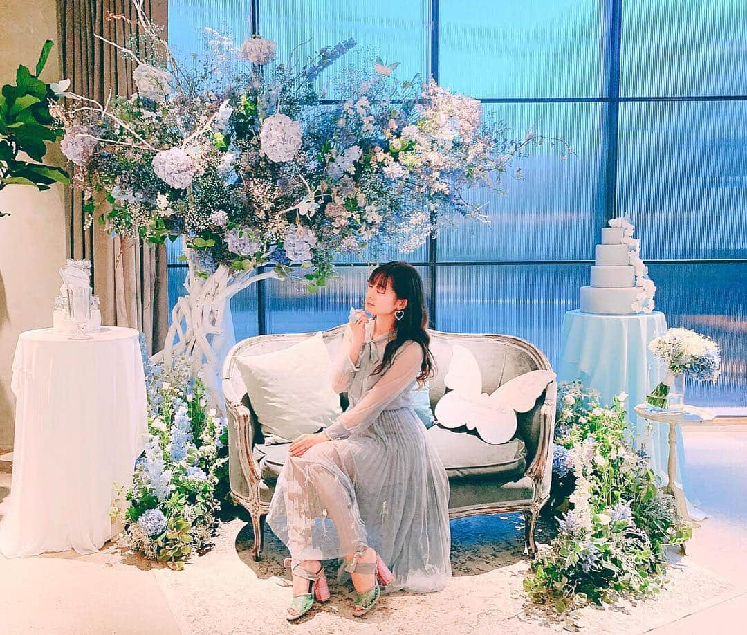 伊藤愛梨さんのインスタグラム写真 - (伊藤愛梨Instagram)「JILLSTUARTとIWAIのコラボの結婚式モチーフのイベントは幸せ空間でした🦋 新作のサムシングピュアブルーシマリングリップエッセンス凄いぷるぷる🌟で良かったです🦋 全部揃えたいなぁ〜💘 . . . . . . . . #JILLSTUART #JILLSTUARTBeauty #somethingpureblue #somethingblue #wedding #lipessence #サムシングピュアブルー #サムシングブルー #サムシングピュアブルーシマリングリップエッセンス #iwaiomotesando #結婚式 #ウェディングドレス #コスメ #lillilly #ウェディング #tiffany」4月28日 16時00分 - ilovely1007_