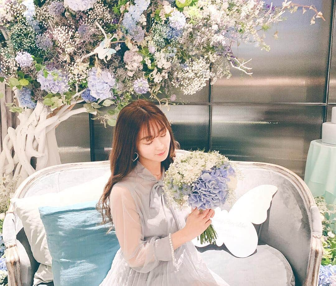 伊藤愛梨さんのインスタグラム写真 - (伊藤愛梨Instagram)「JILLSTUARTとIWAIのコラボの結婚式モチーフのイベントは幸せ空間でした🦋 新作のサムシングピュアブルーシマリングリップエッセンス凄いぷるぷる🌟で良かったです🦋 全部揃えたいなぁ〜💘 . . . . . . . . #JILLSTUART #JILLSTUARTBeauty #somethingpureblue #somethingblue #wedding #lipessence #サムシングピュアブルー #サムシングブルー #サムシングピュアブルーシマリングリップエッセンス #iwaiomotesando #結婚式 #ウェディングドレス #コスメ #lillilly #ウェディング #tiffany」4月28日 16時00分 - ilovely1007_