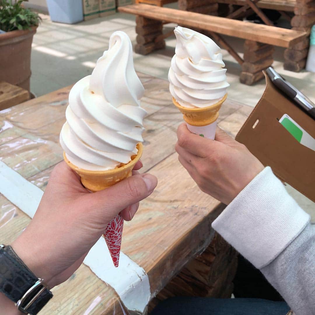 宮川美保さんのインスタグラム写真 - (宮川美保Instagram)「お姉ちゃんと酪農王国オラッチェに行ってきました。 いつもは閑散としてるのに、今日はめちゃくちゃ混んでたよ！ ソフトクリーム久しぶりに食べたけどやっぱり美味しかった。」4月28日 16時06分 - miho.miyagawa