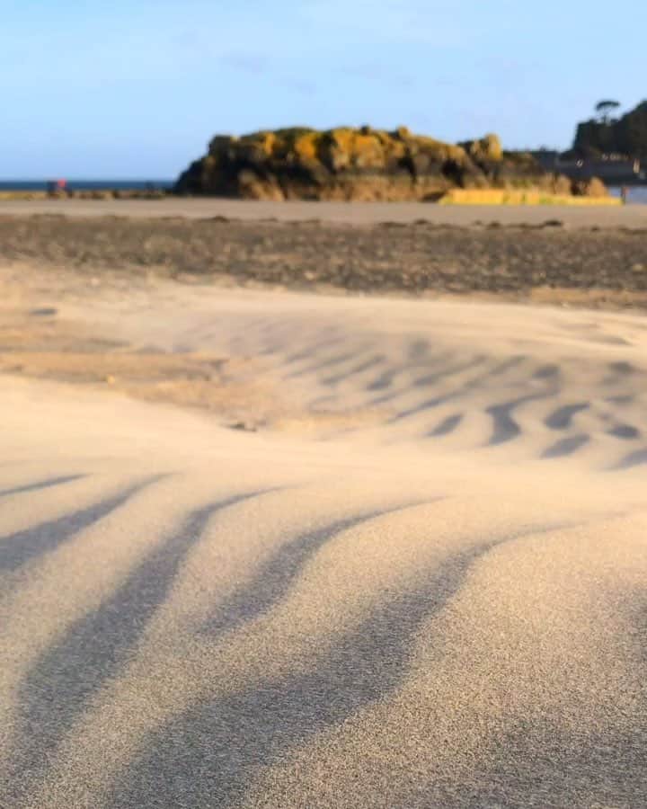 Tea and sittingのインスタグラム：「Magical windy weather on the beach yesterday evening....( tap for sound )」