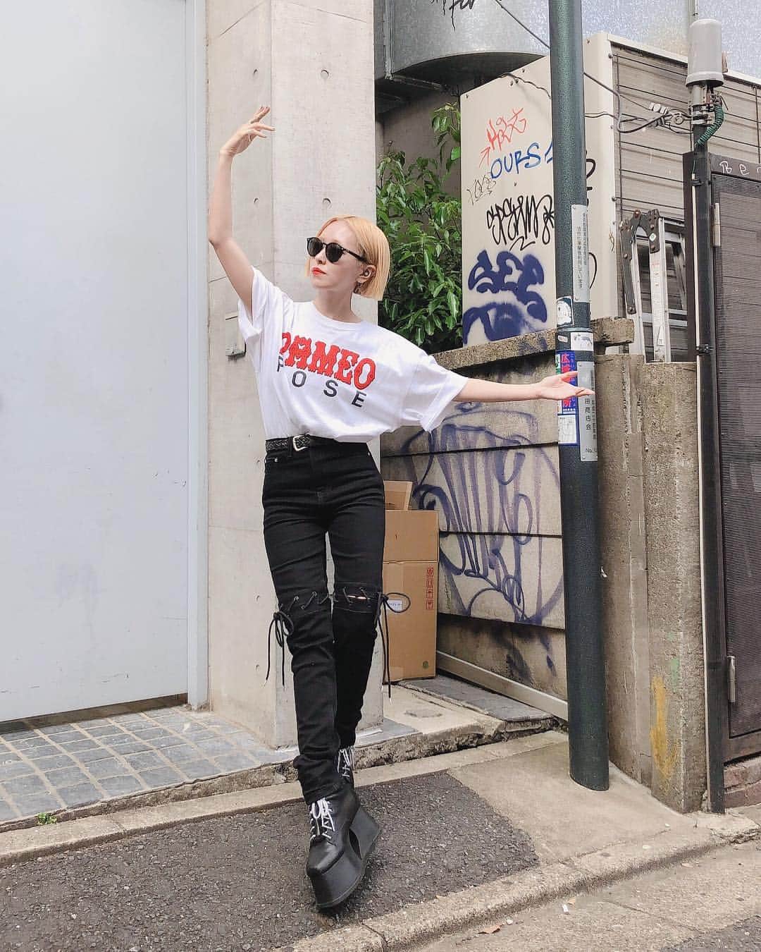 のインスタグラム：「パメオポーズをパメオローズと間違えられがちなので、PAMEO ROSEのTシャツをつくりました！🌹🌹🌹 #pameopose #pameorose @pameopose @pameopose_shop @pameopose_snap ROSEが見えていないですね」