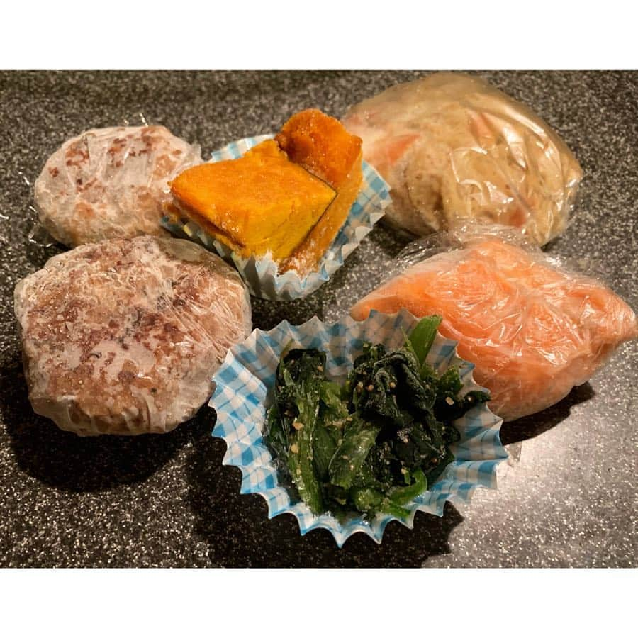 増田有華さんのインスタグラム写真 - (増田有華Instagram)「＊ 一日中稽古なので、毎日お弁当。 稽古期間中は、私にとって体質改善期間でもあります🙂 詰めているおかずはほとんど事前に作って冷凍してあるやつ。 前日の夜寝る前に冷凍庫から冷蔵庫に移して自然解凍させておくと、翌朝詰めるだけなので楽チンです。 ・ 液漏れしない優秀なお弁当箱を購入したものの、自信満々豪快に横にしてカバンに入れると、3枚目みたいにごはんもおかずも下半分に綺麗に寄っててww開けた瞬間しばらく「・・・・。」って😂（この写真はまだ整えた方） そこは反省。日々勉強😙 やはり改めて、食は大切。そして楽しい。 ・ ・ ・ ＊ #増田飯ぃ #お弁当 #お弁当おかず #お弁当の詰め方 #手抜き弁当 #つくりおきおかず  #つくりおきレシピ  #つくおき #健康オタク  #作り置きおかず  #作り置き冷凍 #食 #自炊 #おうちごはん #お家ご飯 #ひとりごはん #料理好き #体質改善 #cooking #cook #cooklife #smile #enjoy #beauty #eat #instagood #recipe #japanesegirl」4月28日 16時15分 - masuyuka_official