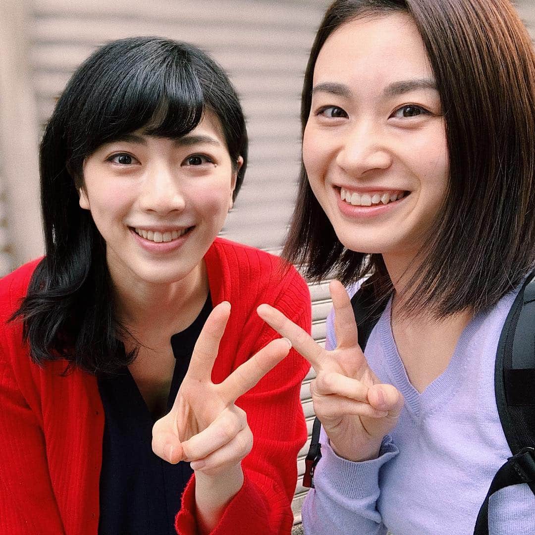 鈴木芳奈のインスタグラム：「‪仲良し #縄田かのん の舞台「ここにはいない彼女」観劇。凄く心地よかった。 #安川有果 監督の作品素敵だし、出演者の皆さんの空気感すきだ。面白さは本の中で作り出されてあって、狙ってないからこそ日常的ですごく面白い。稽古の合間にいいものを見れて、心がすーっとなった。‬ ‪#ここにはいない彼女 ‬」