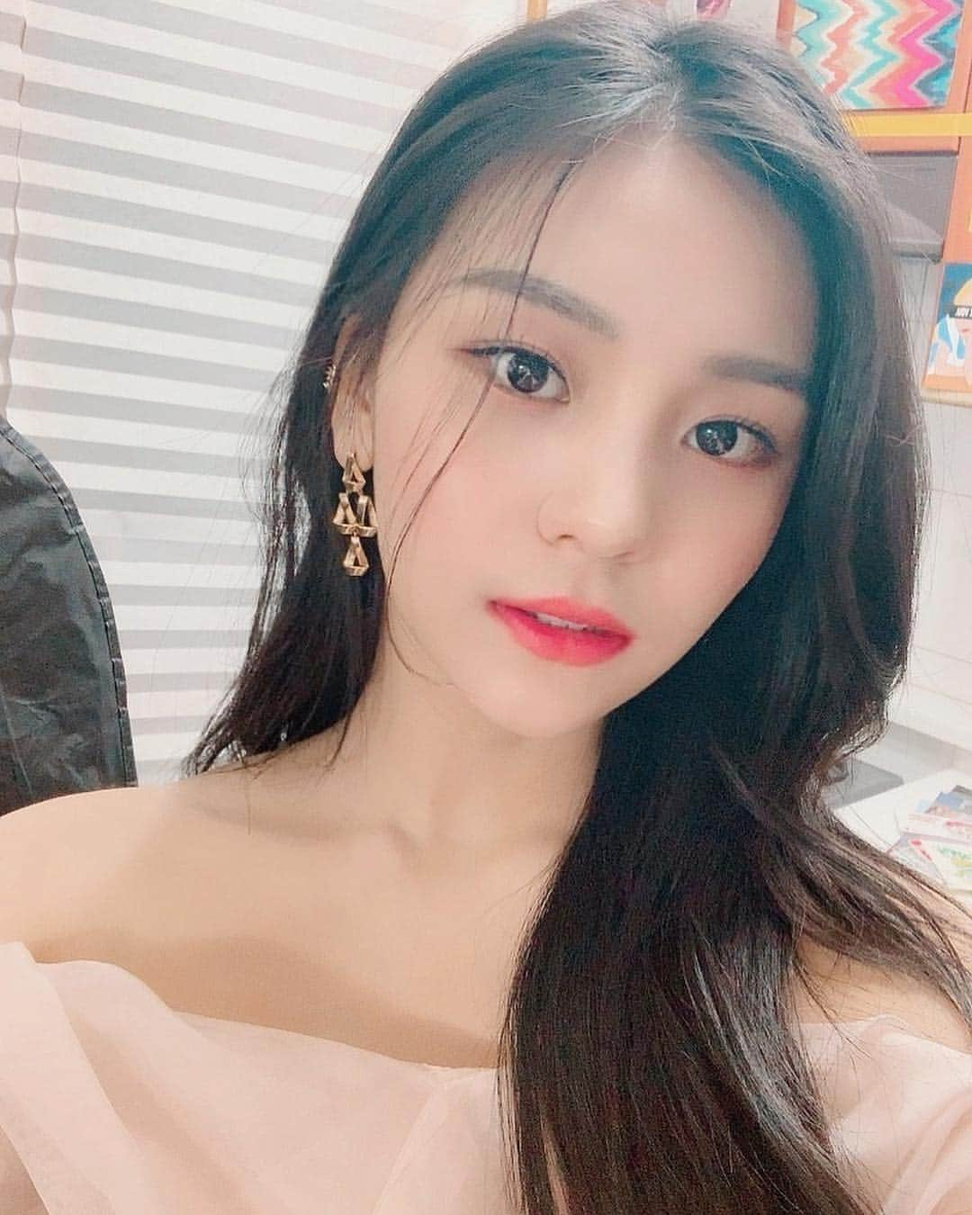 GFriendさんのインスタグラム写真 - (GFriendInstagram)「#엄지금에서야 올리는 190404 디올행사날💄👄」4月28日 16時42分 - gfriendofficial