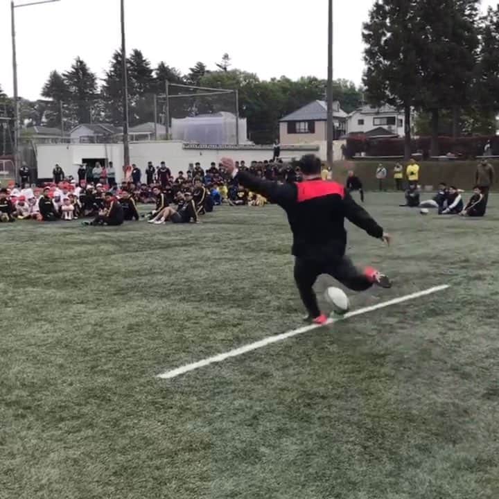 君島良夫のインスタグラム：「オール青山ラグビー祭にて、キッククリニックを実施しました！ そして最後には、中等部、高等部、大学の代表キッカーとゴールキック対決をしました。久しぶりにあの「絶対に外せない緊張感」を味わい、口の中が渇きまくりでした笑。 楽しい時間をありがとうございました。 #JEK @japan_elite_kicking @blksport @xbladesrugbyjp」