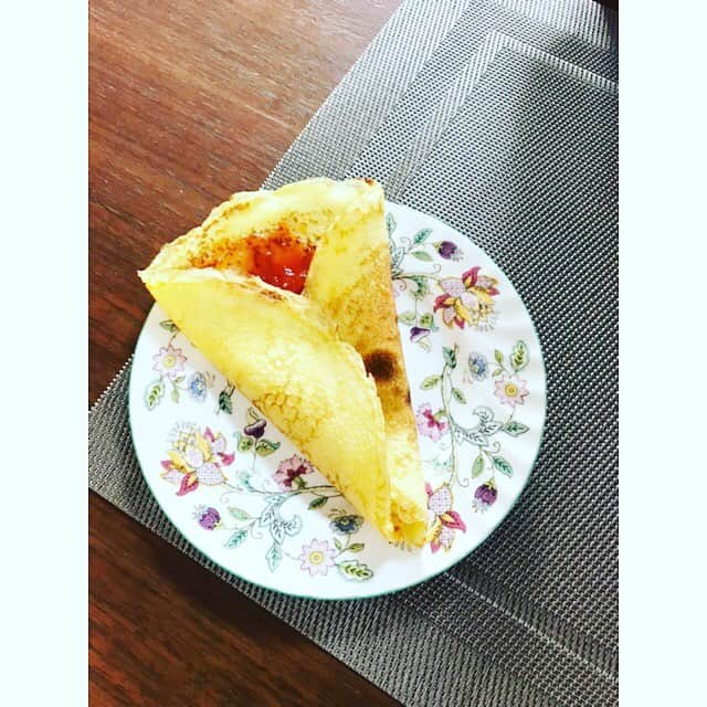 勝恵子さんのインスタグラム写真 - (勝恵子Instagram)「息子作 クレープ！ いちごジャムも🍓 技術家庭科の復習がGWの課題だそうです💕 なんてよい学校🏫 このまま料理男子よろしくね〜😊 #料理男子  #instadaly」4月28日 16時40分 - keiko.katsu